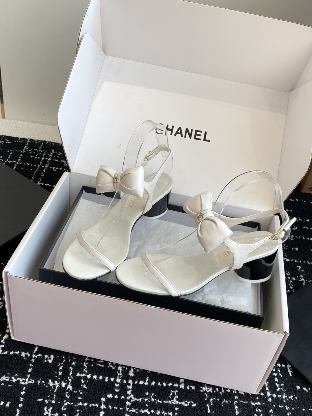 代购级
chanel 小香25ss 春夏 蝴蝶结凉鞋新品，手工包扎的羊皮立体的蝴蝶结，鼓鼓囊囊的，甚是可
