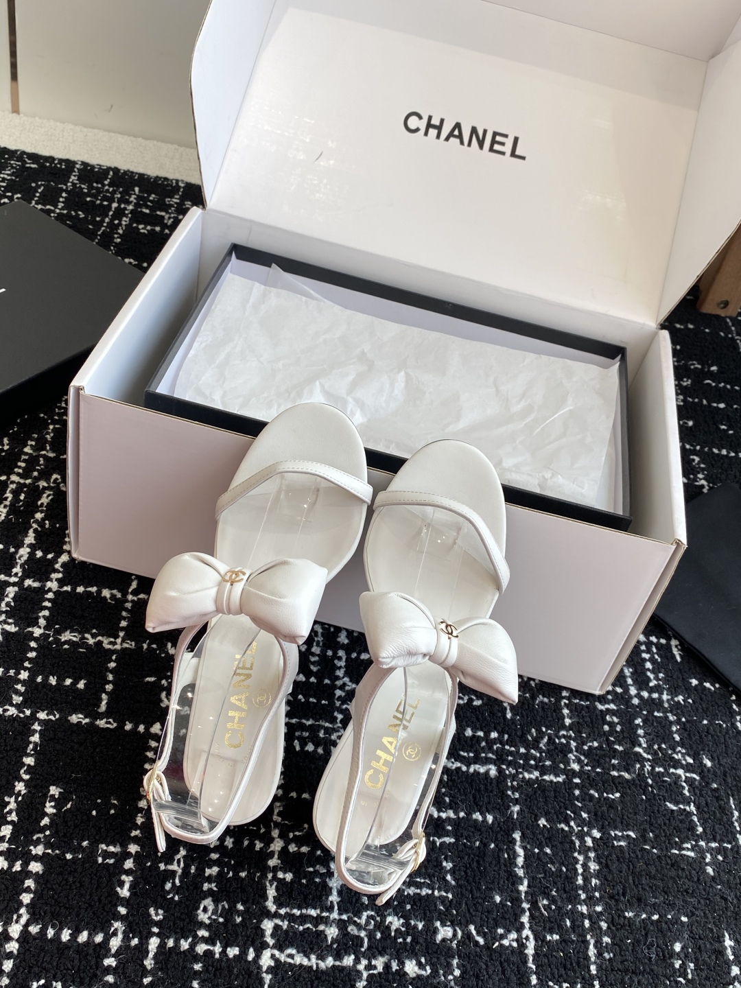 代购级
chanel 小香25ss 春夏 蝴蝶结凉鞋新品，手工包扎的羊皮立体的蝴蝶结，鼓鼓囊囊的，甚是可