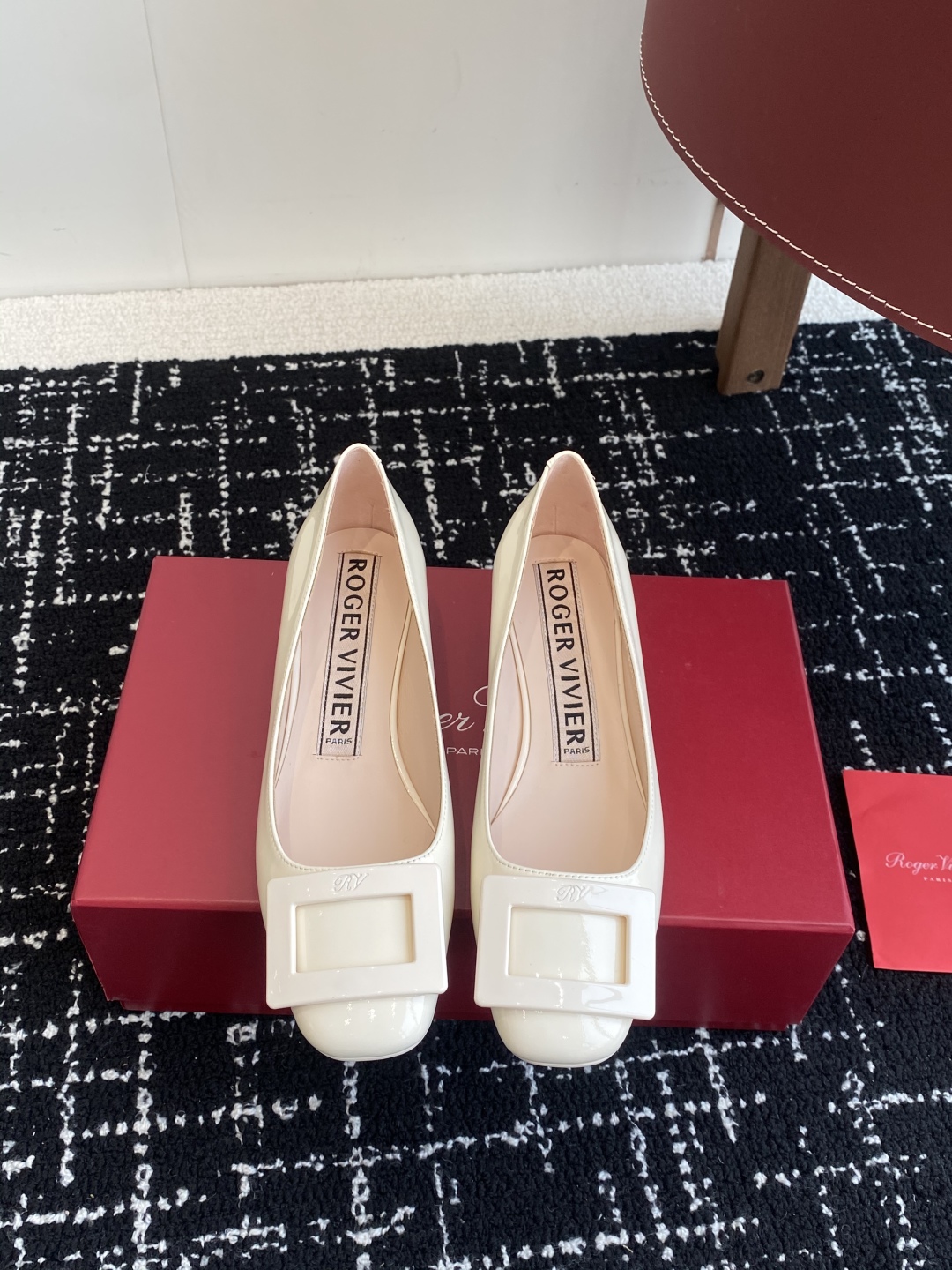 代购级
Roger Vivier RV 24ss 新款 烤漆方扣单鞋

始创于1965年，Roger V
