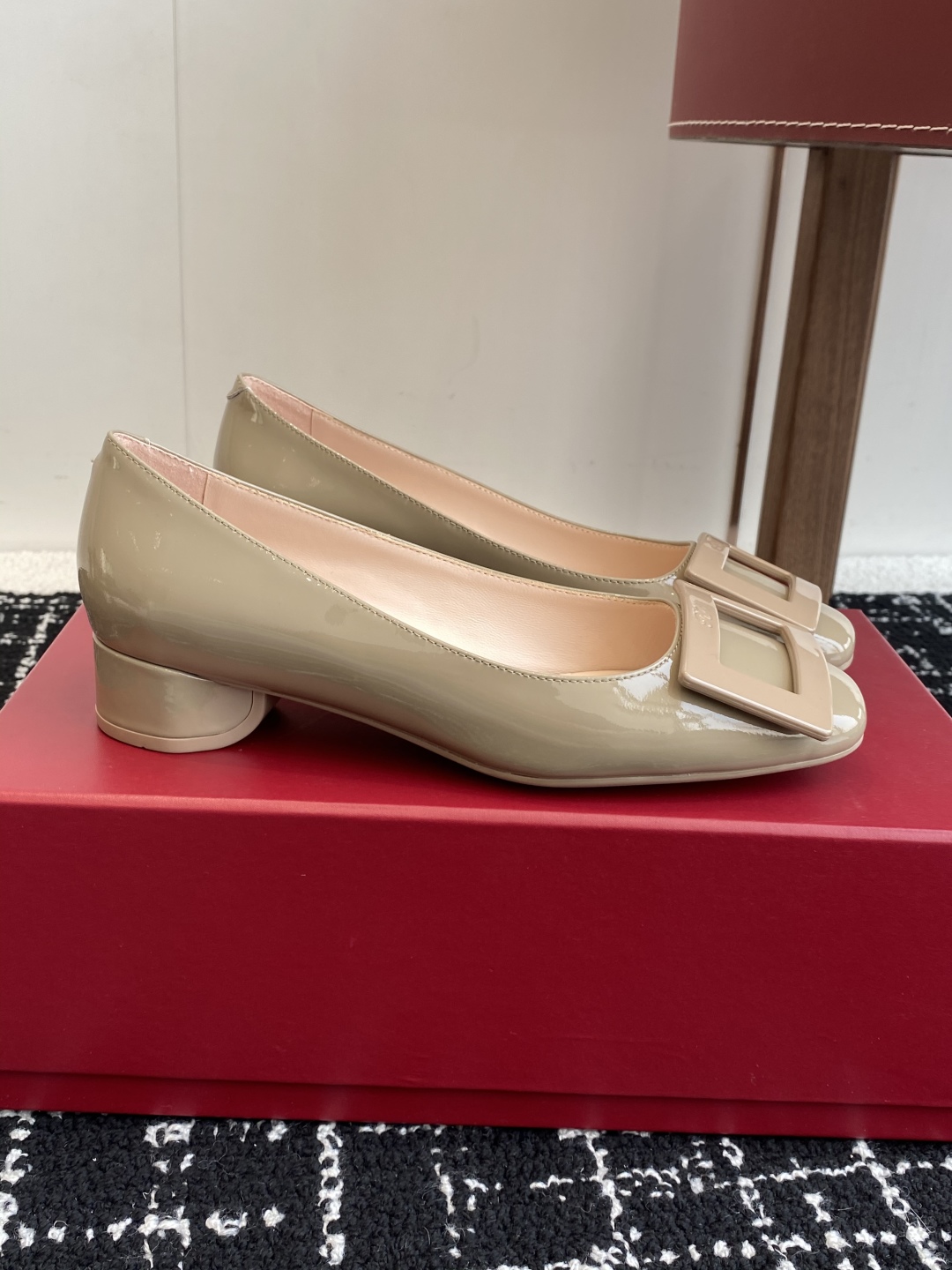 代购级
Roger Vivier RV 24ss 新款 烤漆方扣单鞋

始创于1965年，Roger V