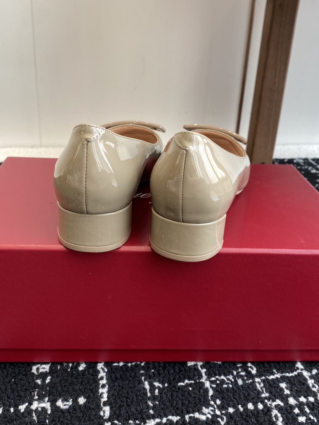 代购级
Roger Vivier RV 24ss 新款 烤漆方扣单鞋

始创于1965年，Roger V