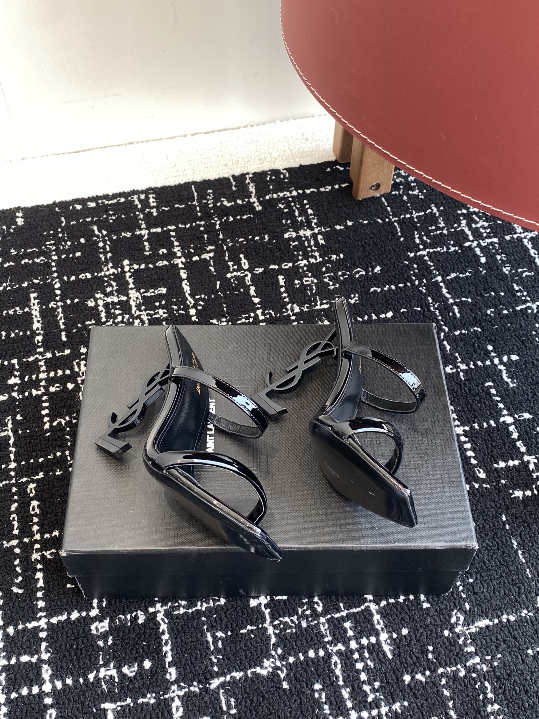 代购级
𝗦𝗔𝗜𝗡𝗧  𝗟𝗔𝗨𝗥𝗘𝗡𝗧 · 𝗢𝗣𝗬𝗨𝗠 经典系列字母金属跟漆皮凉鞋 .

定制级海外进口牛