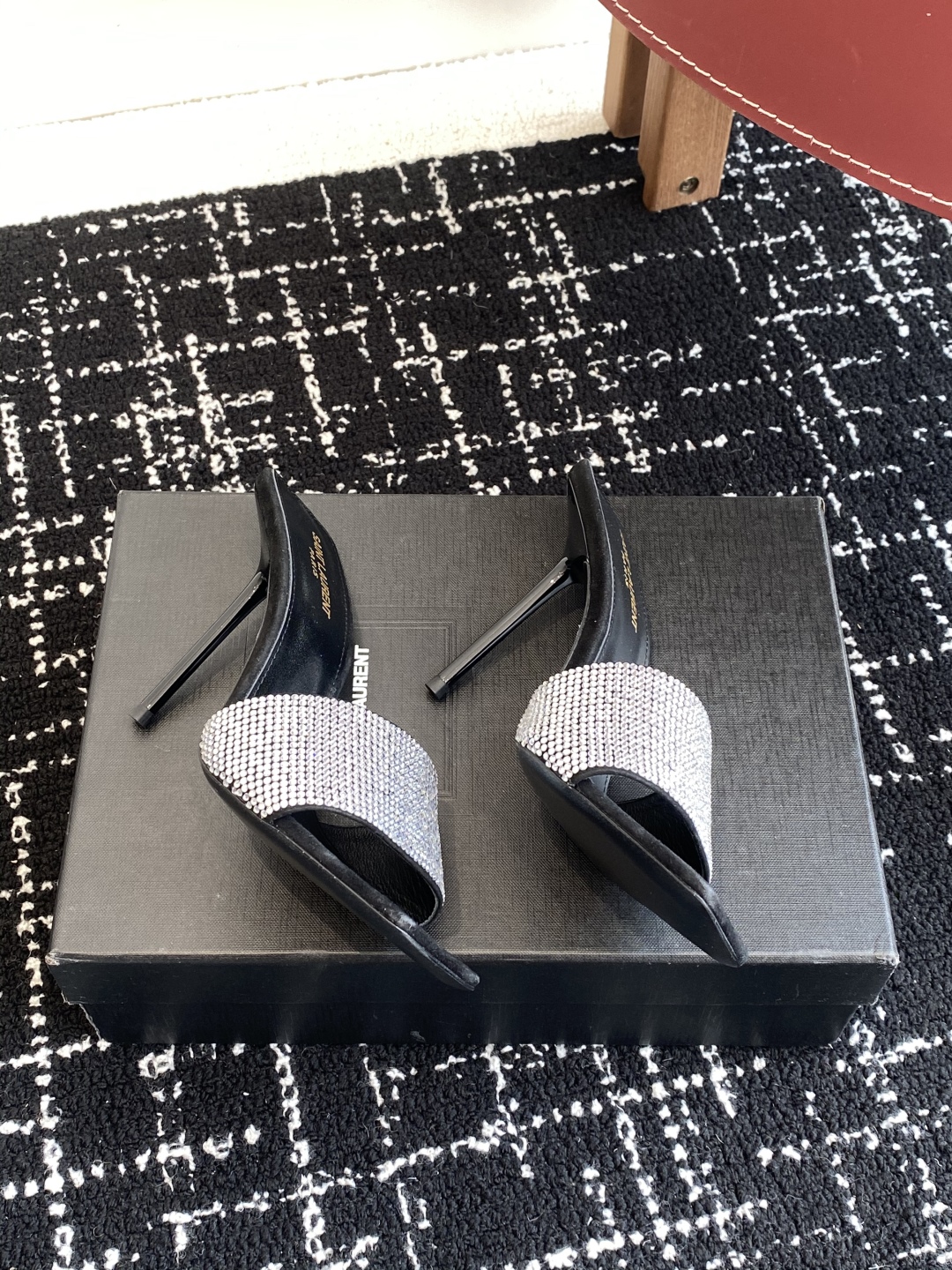 代购级
𝗦𝗔𝗜𝗡𝗧  𝗟𝗔𝗨𝗥𝗘𝗡𝗧 · 𝗢𝗣𝗬𝗨𝗠 经典系列 钻扣拖鞋 .

定制级海外进口澳钻 搭配