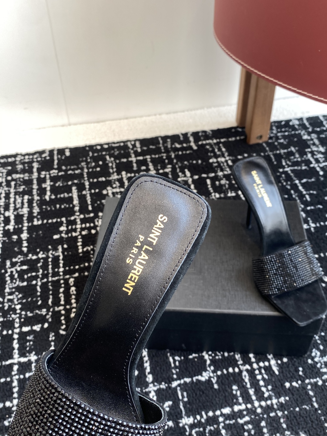 代购级
𝗦𝗔𝗜𝗡𝗧  𝗟𝗔𝗨𝗥𝗘𝗡𝗧 · 𝗢𝗣𝗬𝗨𝗠 经典系列 钻扣拖鞋 .

定制级海外进口澳钻 搭配