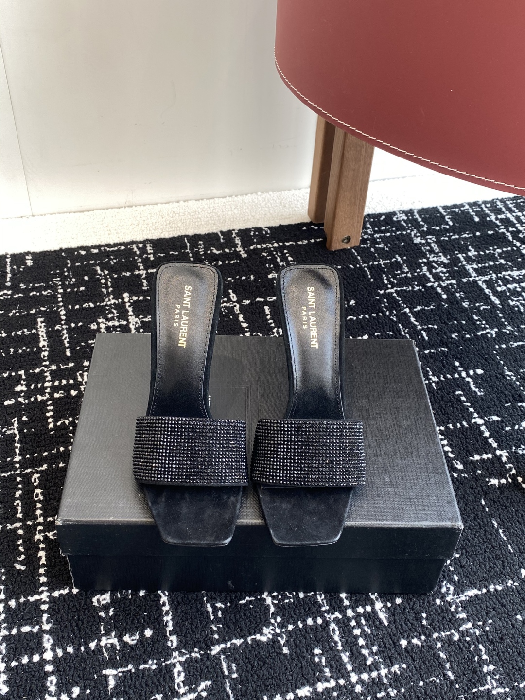 代购级
𝗦𝗔𝗜𝗡𝗧  𝗟𝗔𝗨𝗥𝗘𝗡𝗧 · 𝗢𝗣𝗬𝗨𝗠 经典系列 钻扣拖鞋 .

定制级海外进口澳钻 搭配