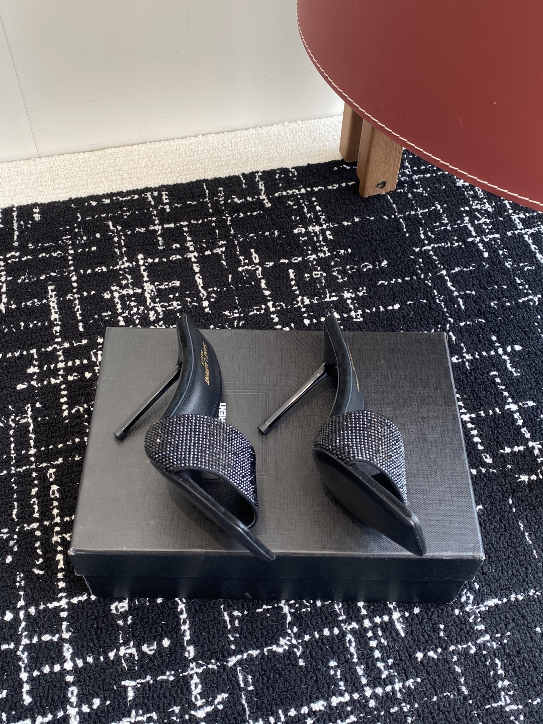 代购级
𝗦𝗔𝗜𝗡𝗧  𝗟𝗔𝗨𝗥𝗘𝗡𝗧 · 𝗢𝗣𝗬𝗨𝗠 经典系列 钻扣拖鞋 .

定制级海外进口澳钻 搭配