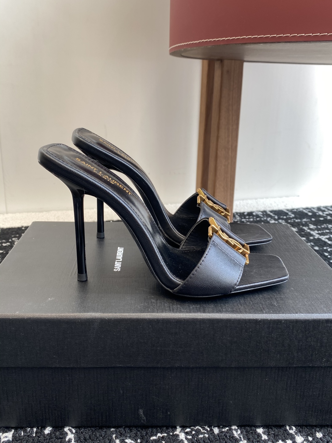 代购级
𝗦𝗔𝗜𝗡𝗧  𝗟𝗔𝗨𝗥𝗘𝗡𝗧 · 𝗢𝗣𝗬𝗨𝗠 经典系列 Ysl 拖鞋 .

定制级海外皮料 搭配