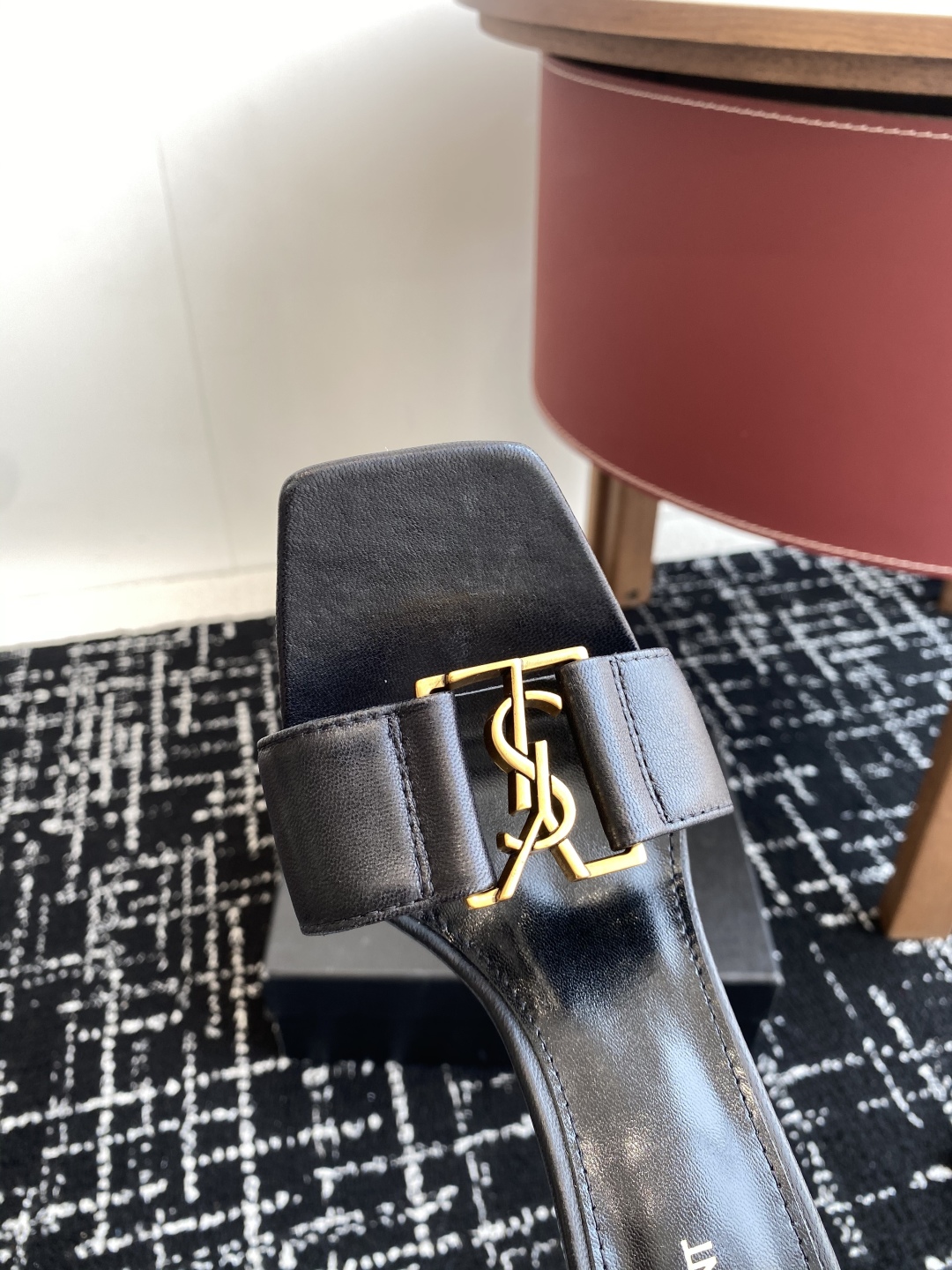 代购级
𝗦𝗔𝗜𝗡𝗧  𝗟𝗔𝗨𝗥𝗘𝗡𝗧 · 𝗢𝗣𝗬𝗨𝗠 经典系列 Ysl 拖鞋 .

定制级海外皮料 搭配