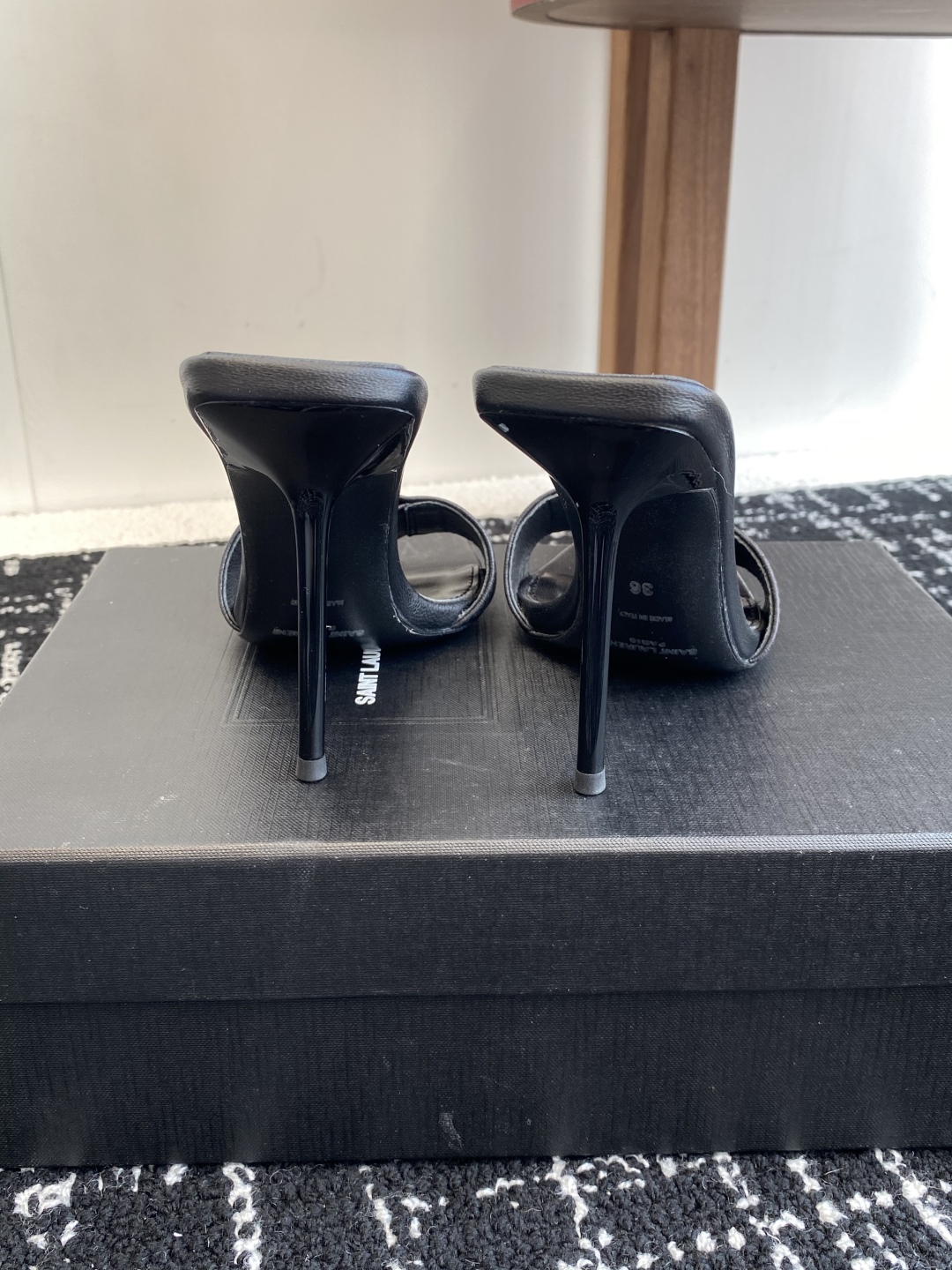 代购级
𝗦𝗔𝗜𝗡𝗧  𝗟𝗔𝗨𝗥𝗘𝗡𝗧 · 𝗢𝗣𝗬𝗨𝗠 经典系列 Ysl 拖鞋 .

定制级海外皮料 搭配