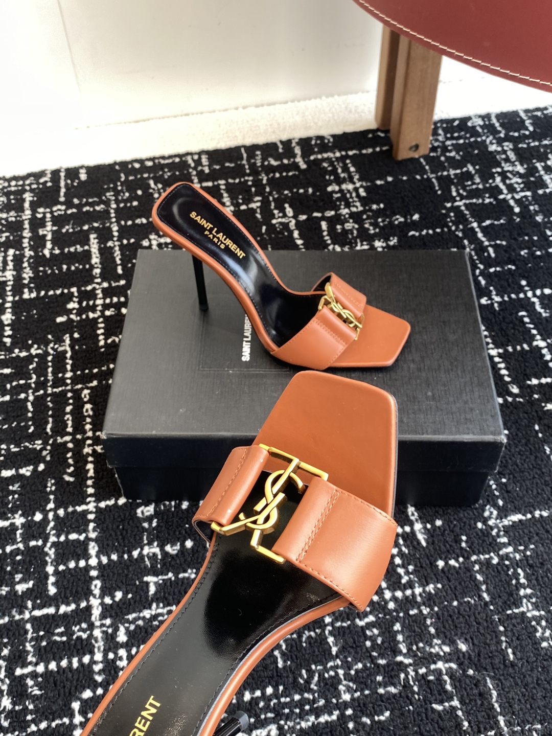 代购级
𝗦𝗔𝗜𝗡𝗧  𝗟𝗔𝗨𝗥𝗘𝗡𝗧 · 𝗢𝗣𝗬𝗨𝗠 经典系列 Ysl 拖鞋 .

定制级海外皮料 搭配