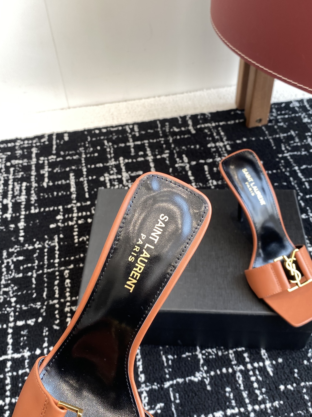代购级
𝗦𝗔𝗜𝗡𝗧  𝗟𝗔𝗨𝗥𝗘𝗡𝗧 · 𝗢𝗣𝗬𝗨𝗠 经典系列 Ysl 拖鞋 .

定制级海外皮料 搭配