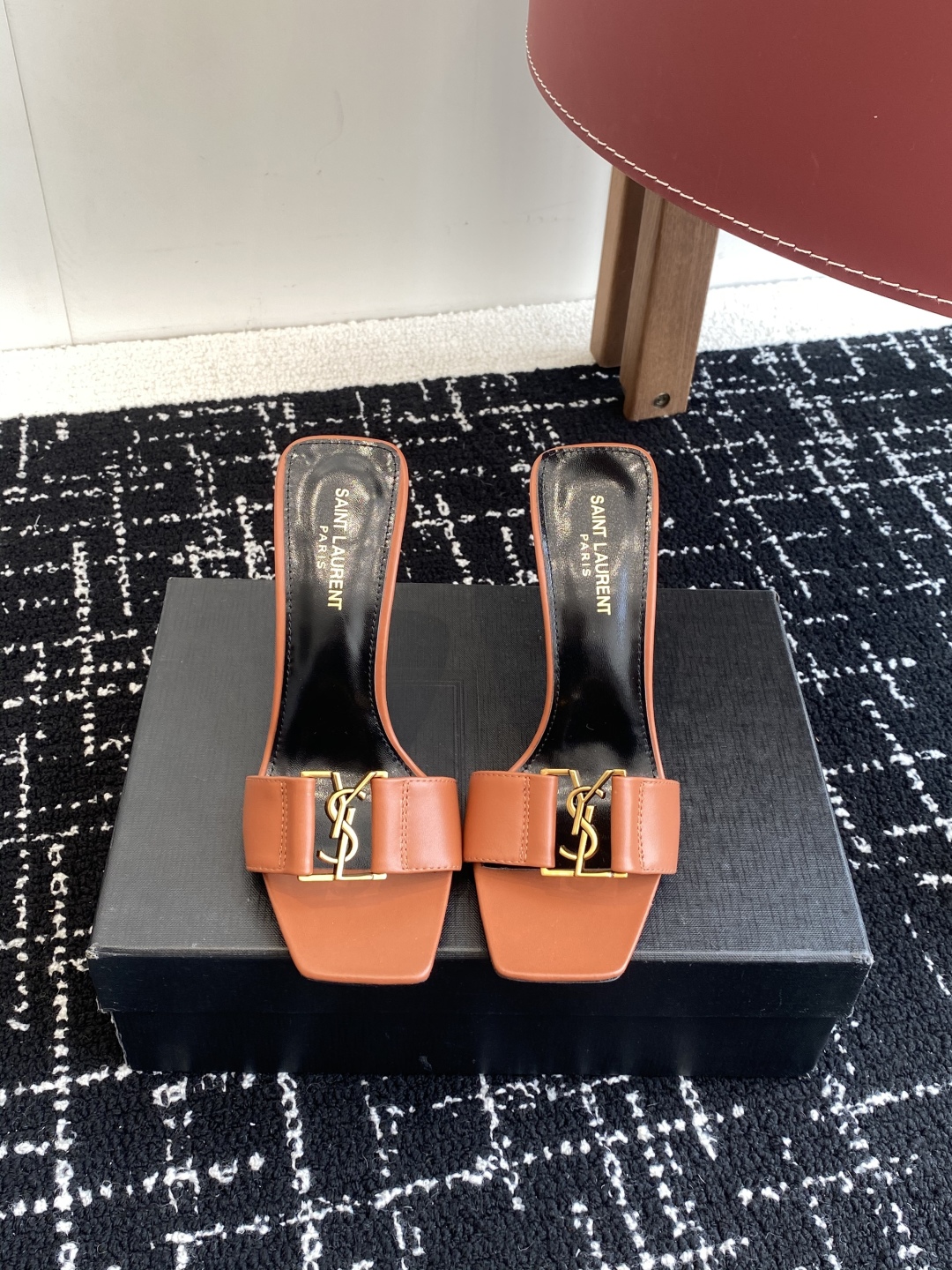 代购级
𝗦𝗔𝗜𝗡𝗧  𝗟𝗔𝗨𝗥𝗘𝗡𝗧 · 𝗢𝗣𝗬𝗨𝗠 经典系列 Ysl 拖鞋 .

定制级海外皮料 搭配