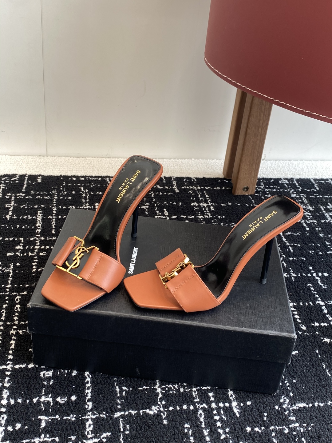代购级
𝗦𝗔𝗜𝗡𝗧  𝗟𝗔𝗨𝗥𝗘𝗡𝗧 · 𝗢𝗣𝗬𝗨𝗠 经典系列 Ysl 拖鞋 .

定制级海外皮料 搭配