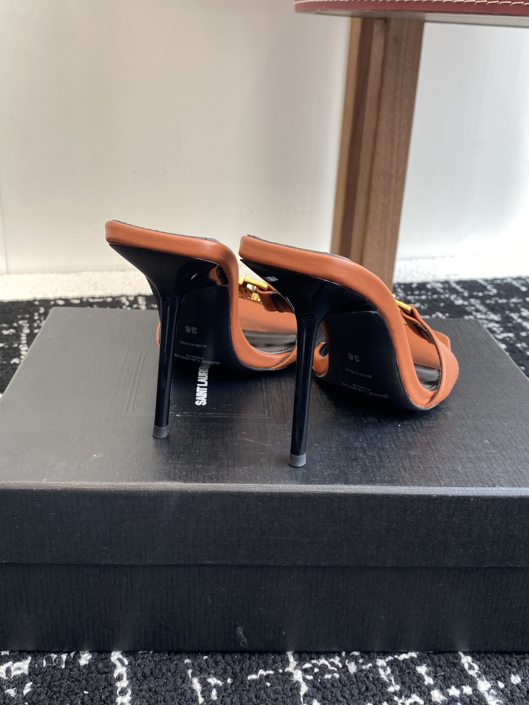 代购级
𝗦𝗔𝗜𝗡𝗧  𝗟𝗔𝗨𝗥𝗘𝗡𝗧 · 𝗢𝗣𝗬𝗨𝗠 经典系列 Ysl 拖鞋 .

定制级海外皮料 搭配