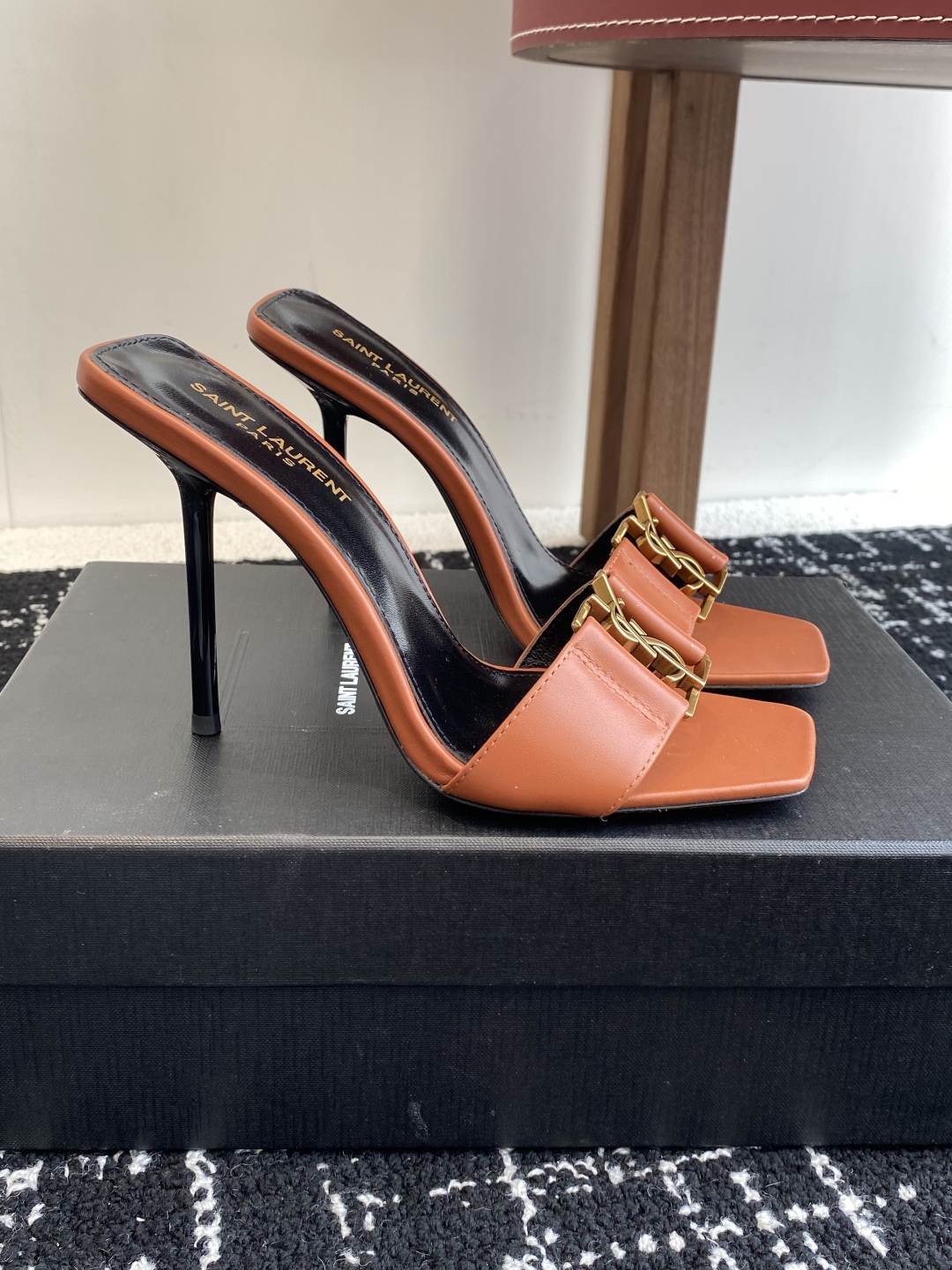 代购级
𝗦𝗔𝗜𝗡𝗧  𝗟𝗔𝗨𝗥𝗘𝗡𝗧 · 𝗢𝗣𝗬𝗨𝗠 经典系列 Ysl 拖鞋 .

定制级海外皮料 搭配