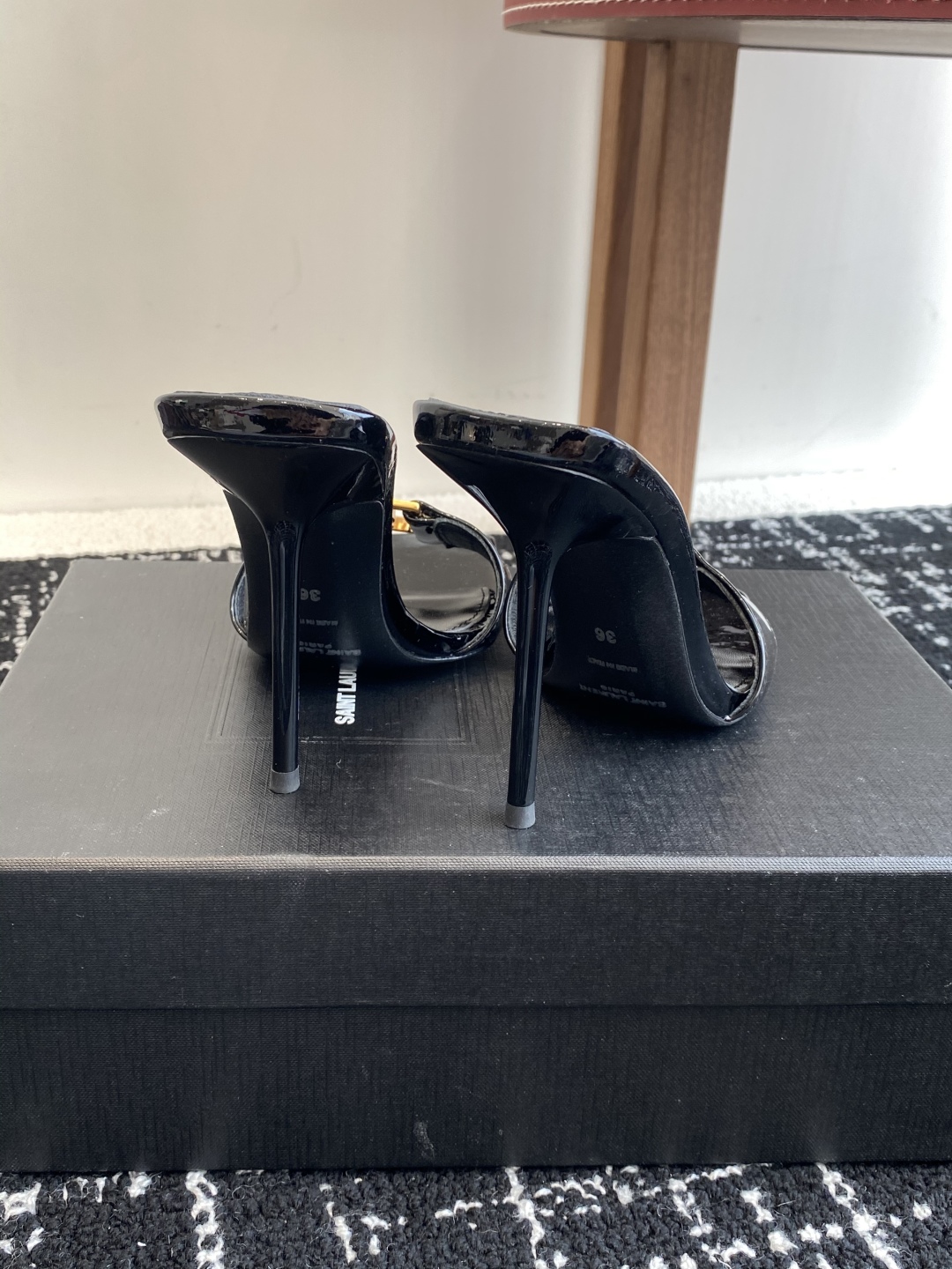 代购级
𝗦𝗔𝗜𝗡𝗧  𝗟𝗔𝗨𝗥𝗘𝗡𝗧 · 𝗢𝗣𝗬𝗨𝗠 经典系列 Ysl 拖鞋 .

定制级海外皮料 搭配