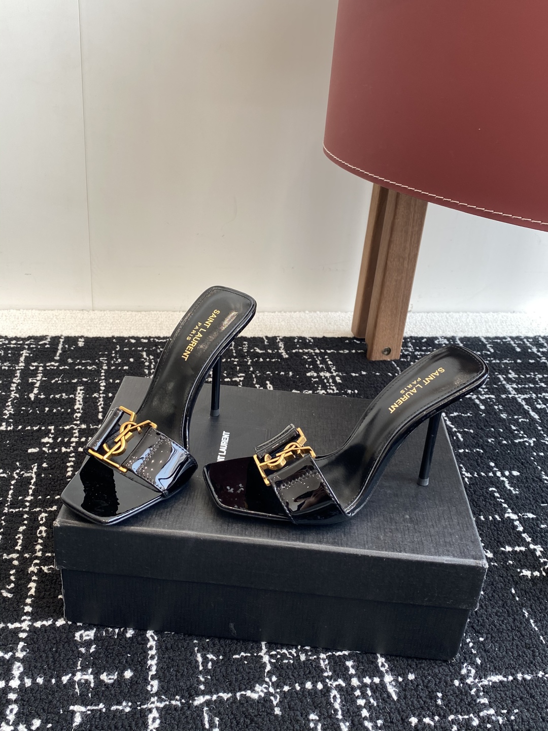 代购级
𝗦𝗔𝗜𝗡𝗧  𝗟𝗔𝗨𝗥𝗘𝗡𝗧 · 𝗢𝗣𝗬𝗨𝗠 经典系列 Ysl 拖鞋 .

定制级海外皮料 搭配
