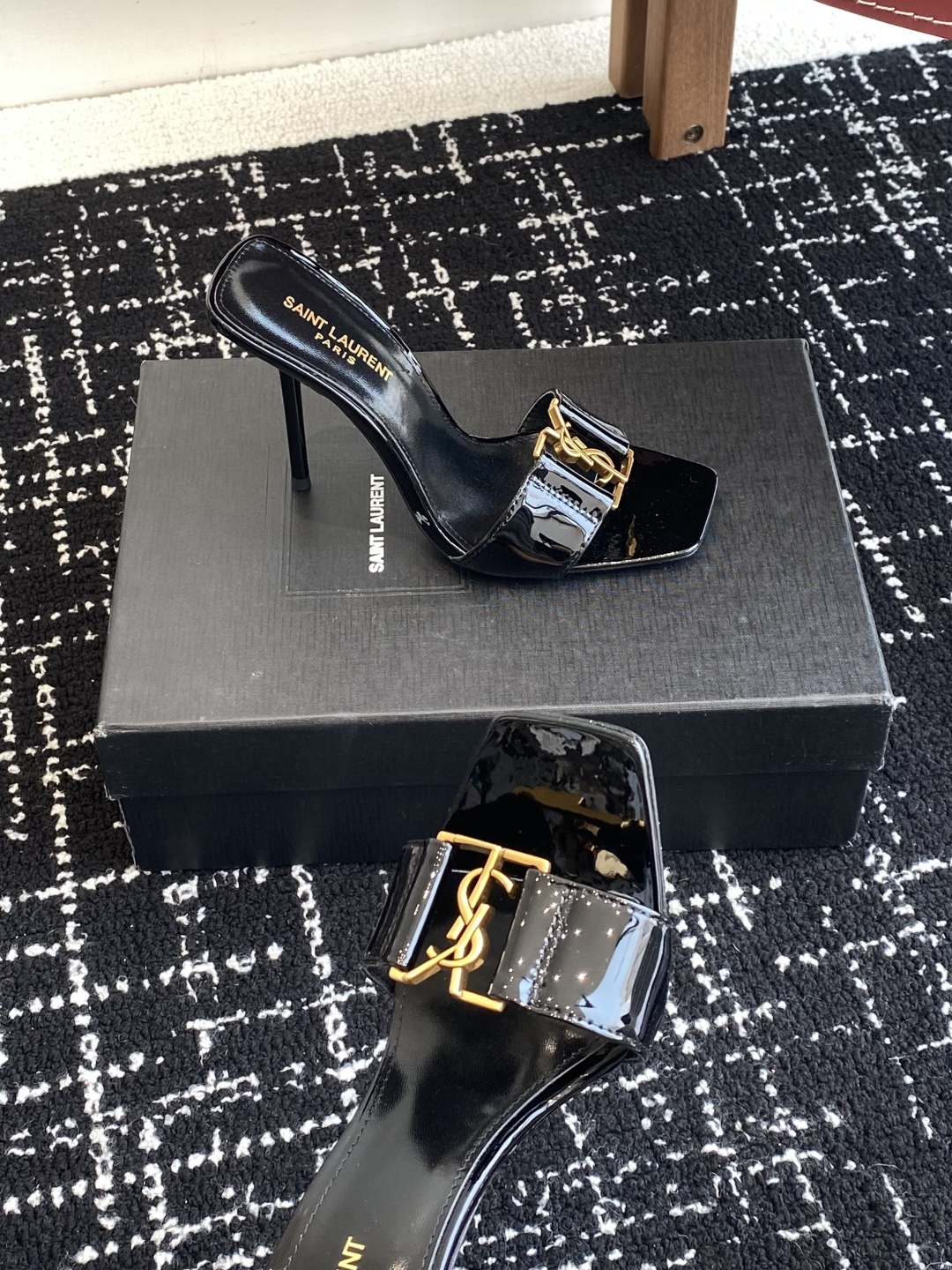 代购级
𝗦𝗔𝗜𝗡𝗧  𝗟𝗔𝗨𝗥𝗘𝗡𝗧 · 𝗢𝗣𝗬𝗨𝗠 经典系列 Ysl 拖鞋 .

定制级海外皮料 搭配