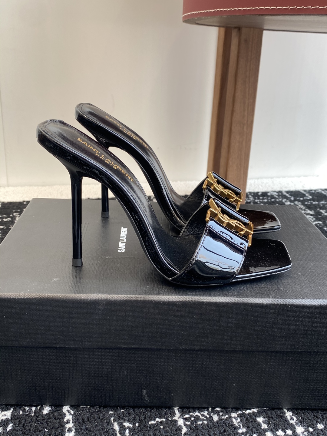 代购级
𝗦𝗔𝗜𝗡𝗧  𝗟𝗔𝗨𝗥𝗘𝗡𝗧 · 𝗢𝗣𝗬𝗨𝗠 经典系列 Ysl 拖鞋 .

定制级海外皮料 搭配