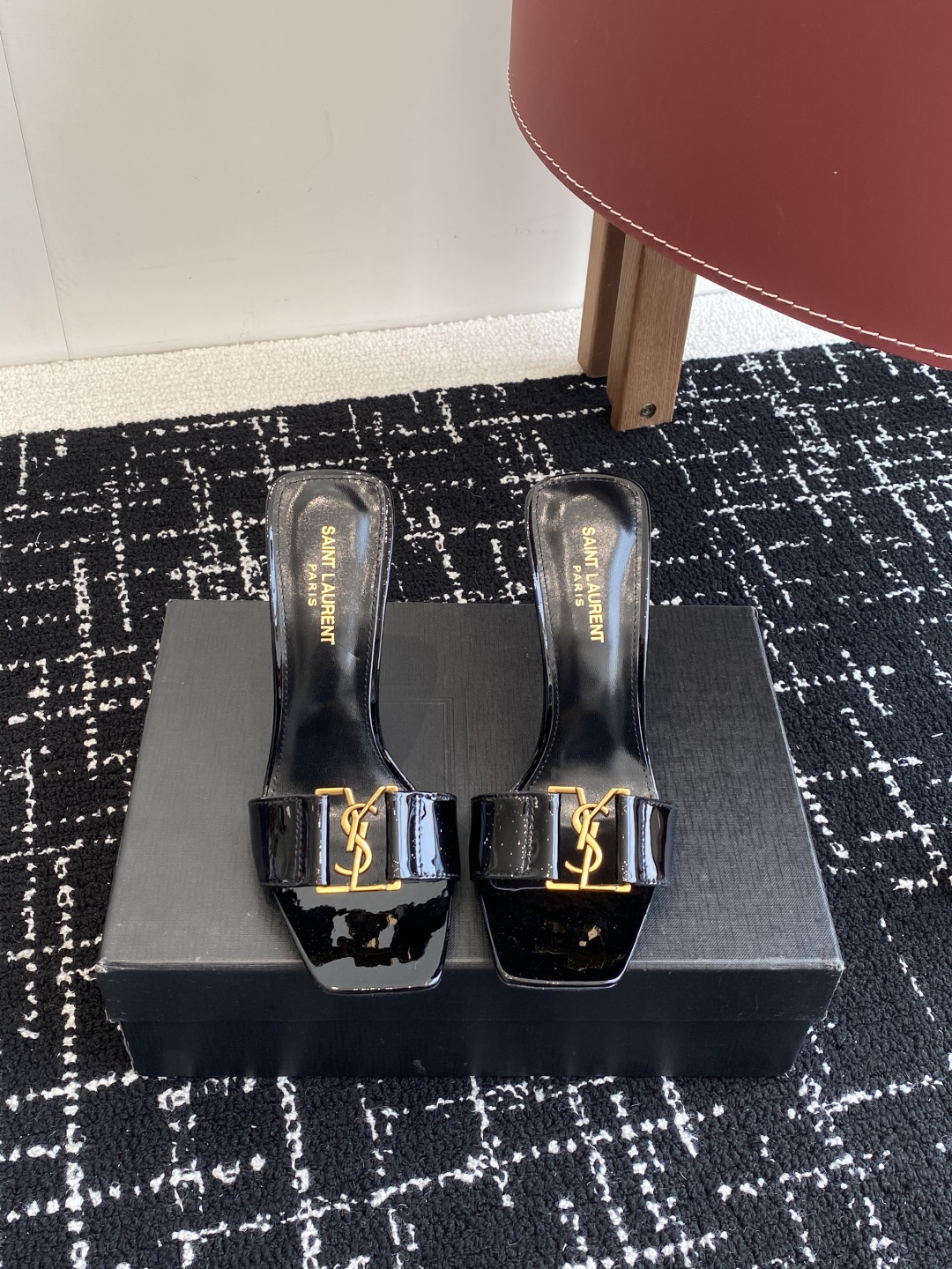 代购级
𝗦𝗔𝗜𝗡𝗧  𝗟𝗔𝗨𝗥𝗘𝗡𝗧 · 𝗢𝗣𝗬𝗨𝗠 经典系列 Ysl 拖鞋 .

定制级海外皮料 搭配