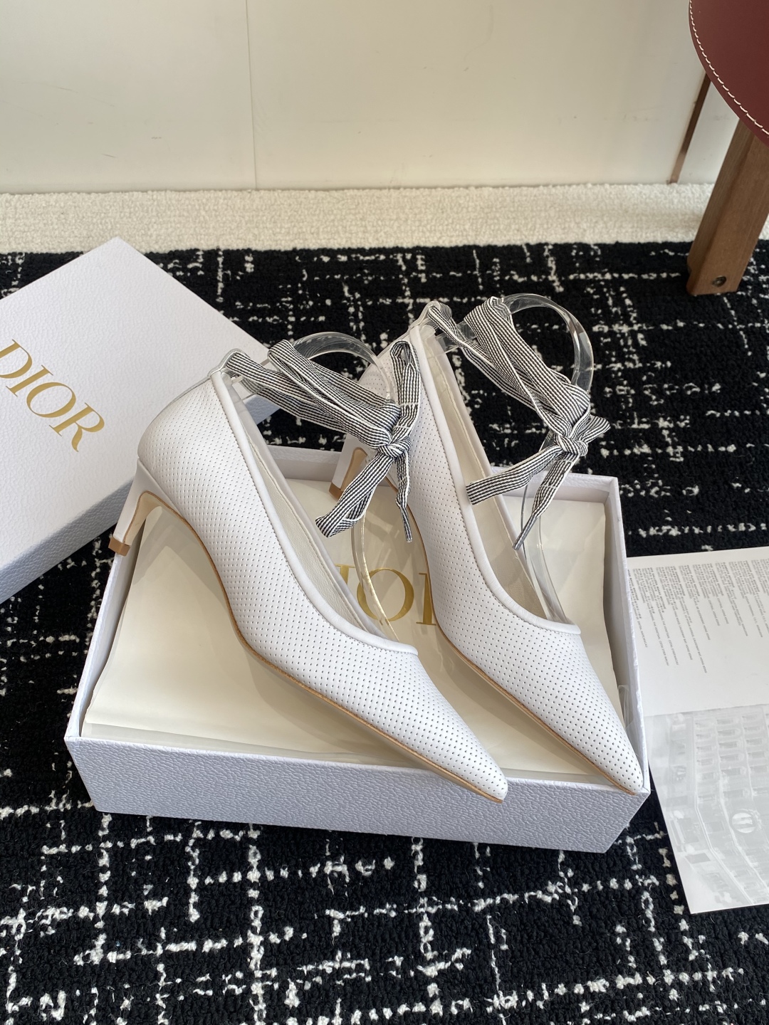 代购级
Dior 迪奥 25ss 春夏走秀新款Tribales系列女鞋 

CD明星同款时尚 平底 高跟