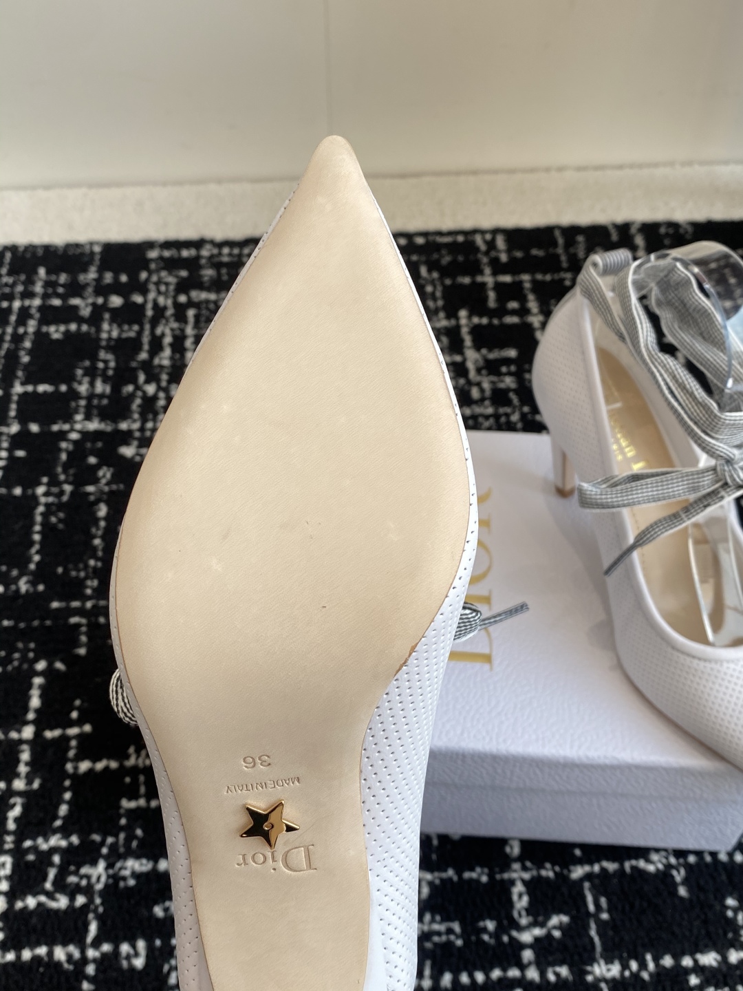 代购级
Dior 迪奥 25ss 春夏走秀新款Tribales系列女鞋 

CD明星同款时尚 平底 高跟