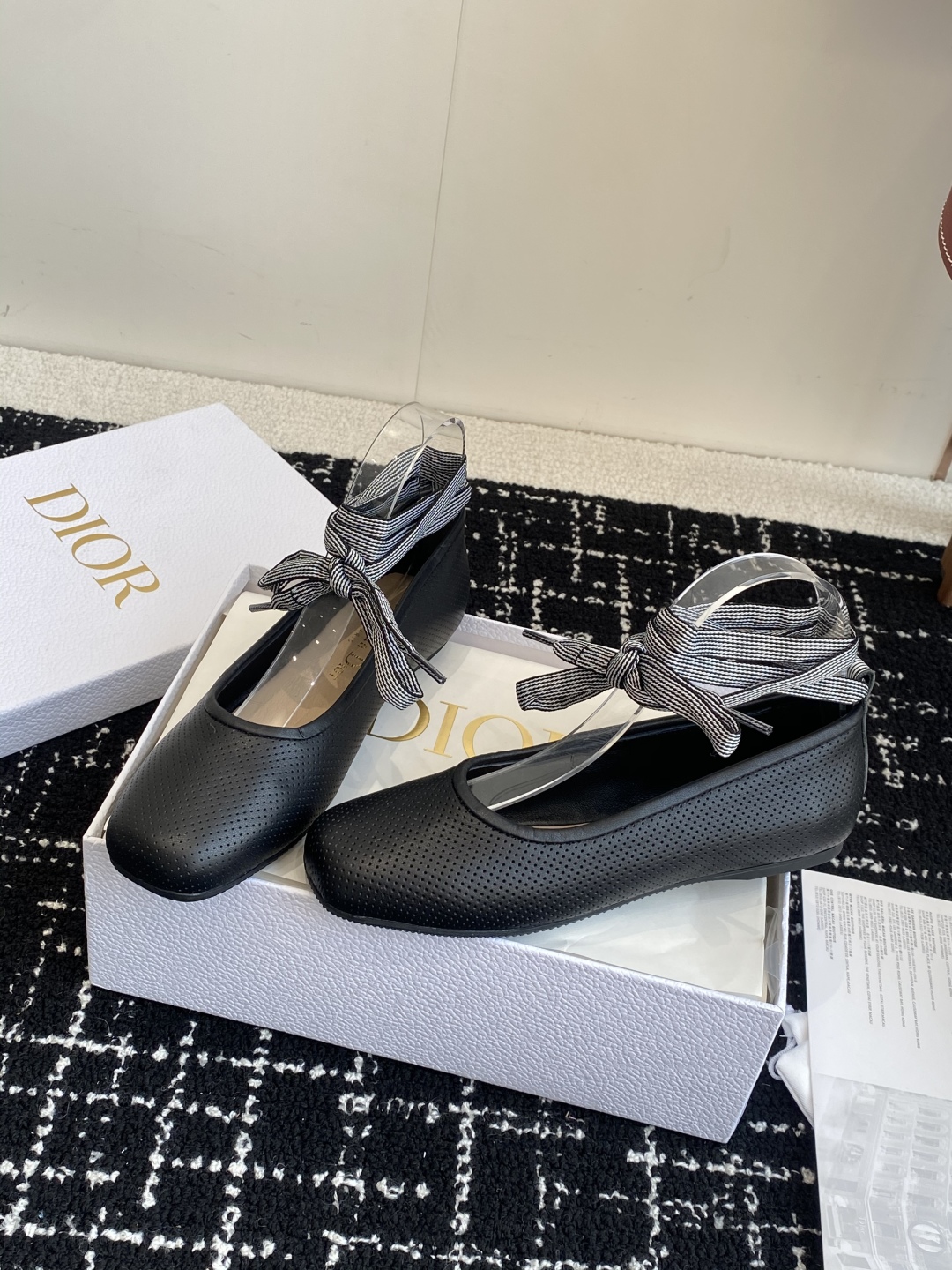 代购级
Dior 迪奥 25ss 春夏走秀新款 芭蕾舞绑带单鞋

CD明星同款时尚 平底 芭蕾舞单鞋 市