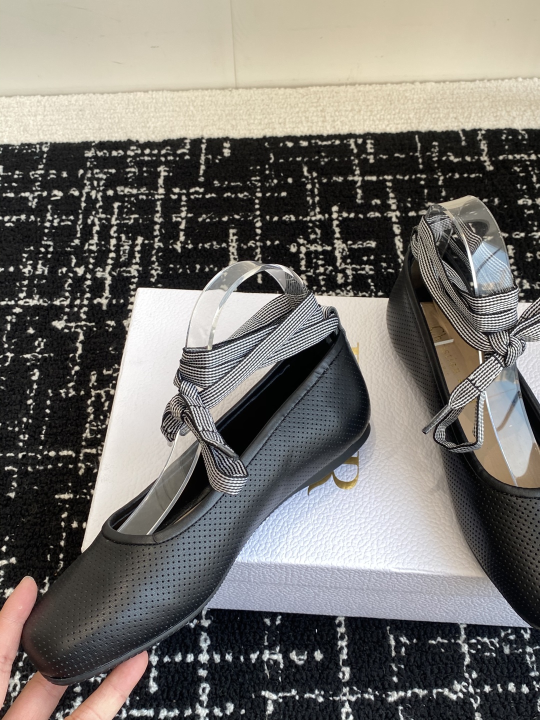 代购级
Dior 迪奥 25ss 春夏走秀新款 芭蕾舞绑带单鞋

CD明星同款时尚 平底 芭蕾舞单鞋 市
