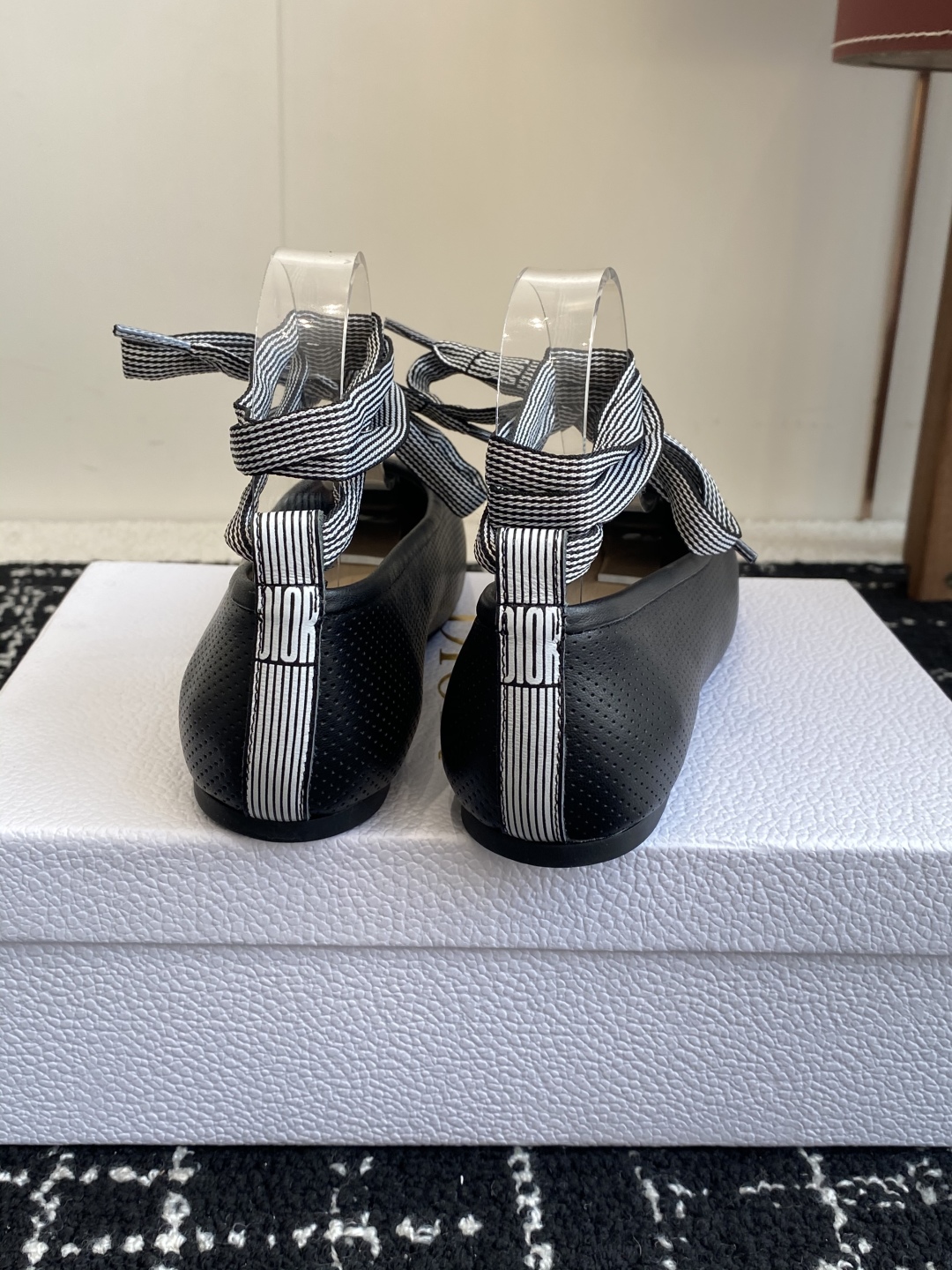 代购级
Dior 迪奥 25ss 春夏走秀新款 芭蕾舞绑带单鞋

CD明星同款时尚 平底 芭蕾舞单鞋 市