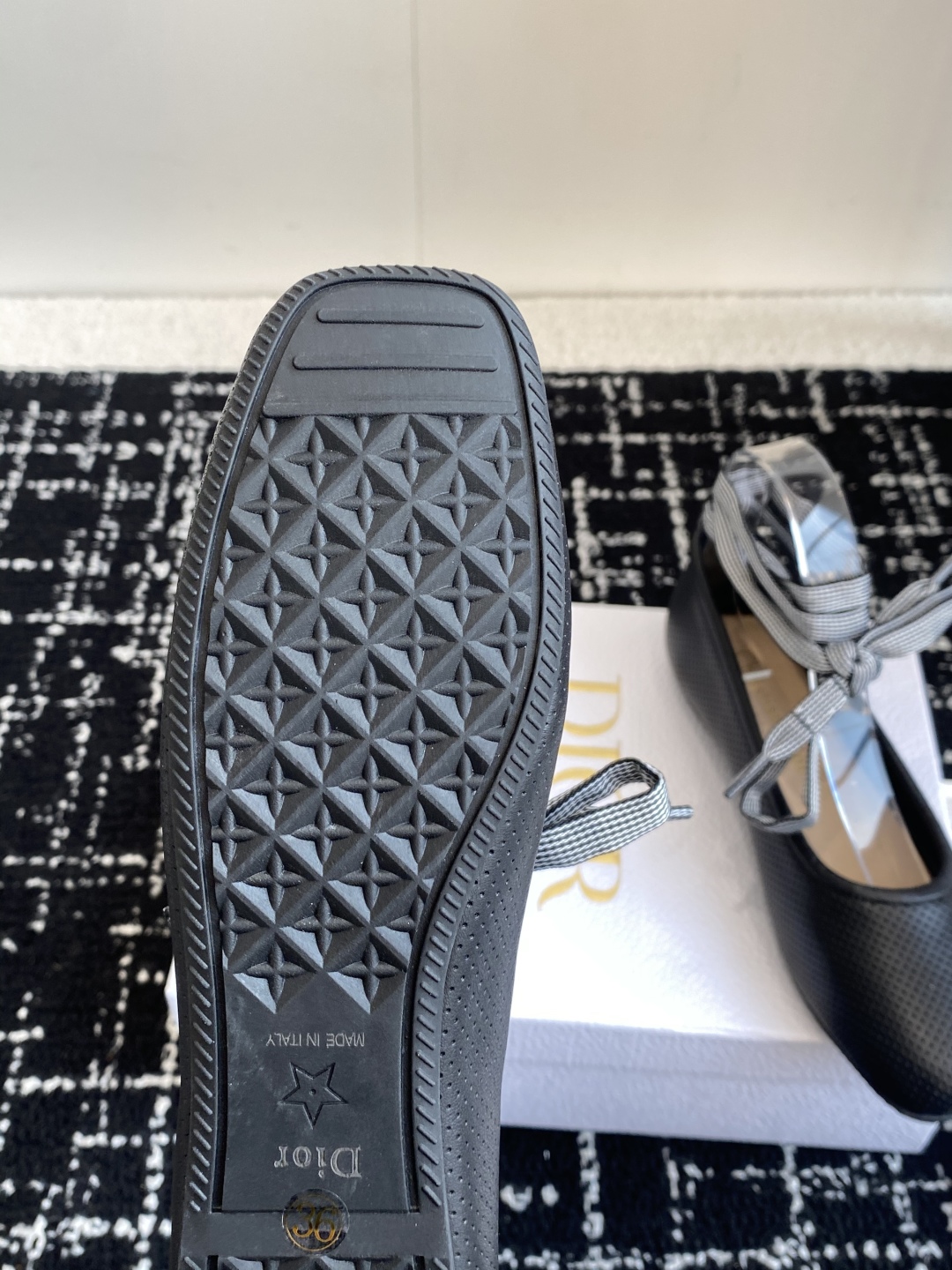 代购级
Dior 迪奥 25ss 春夏走秀新款 芭蕾舞绑带单鞋

CD明星同款时尚 平底 芭蕾舞单鞋 市