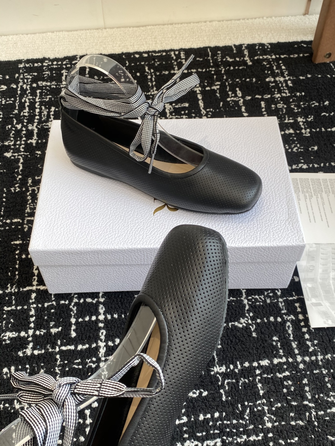 代购级
Dior 迪奥 25ss 春夏走秀新款 芭蕾舞绑带单鞋

CD明星同款时尚 平底 芭蕾舞单鞋 市