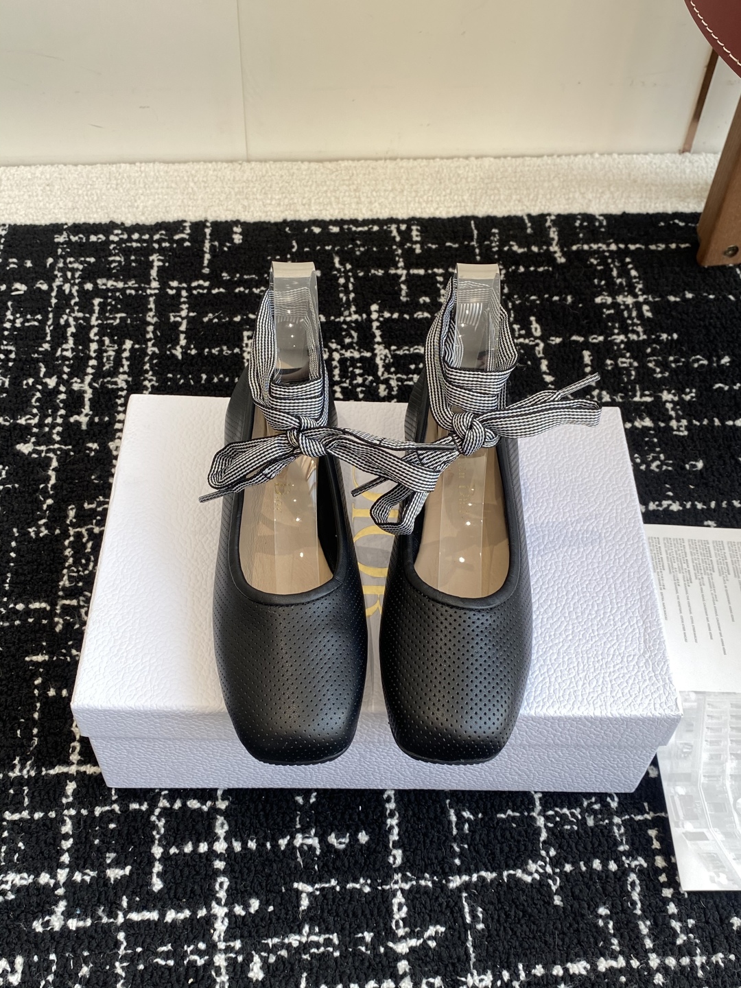 代购级
Dior 迪奥 25ss 春夏走秀新款 芭蕾舞绑带单鞋

CD明星同款时尚 平底 芭蕾舞单鞋 市