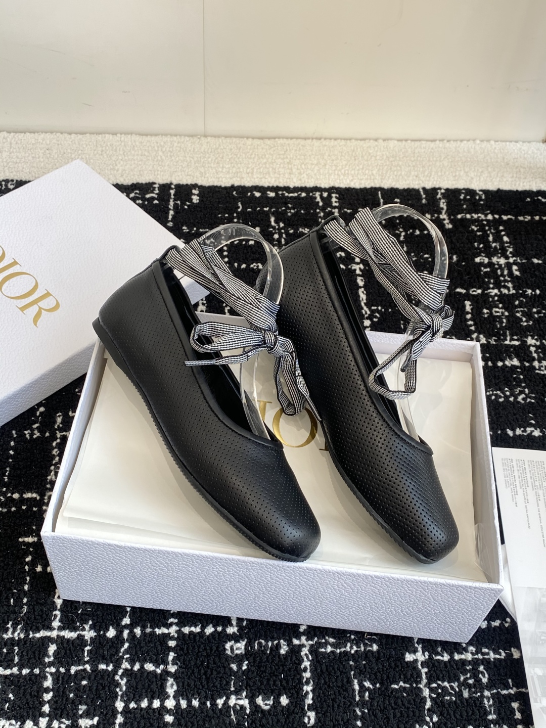 代购级
Dior 迪奥 25ss 春夏走秀新款 芭蕾舞绑带单鞋

CD明星同款时尚 平底 芭蕾舞单鞋 市