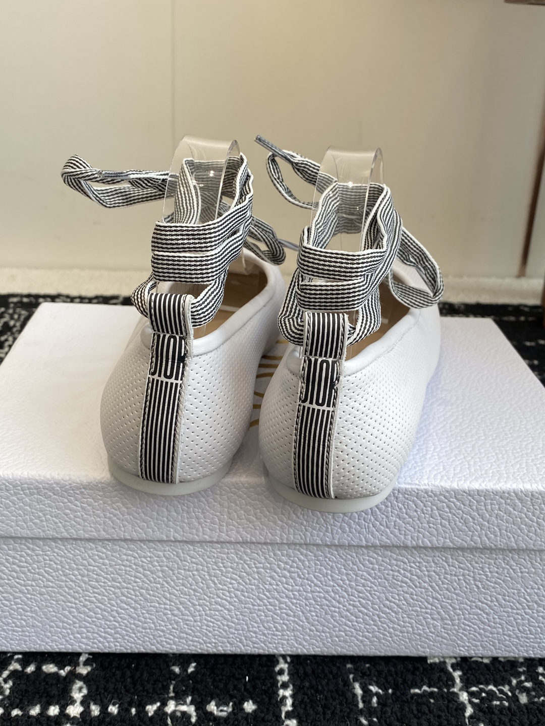 代购级
Dior 迪奥 25ss 春夏走秀新款 芭蕾舞绑带单鞋

CD明星同款时尚 平底 芭蕾舞单鞋 市