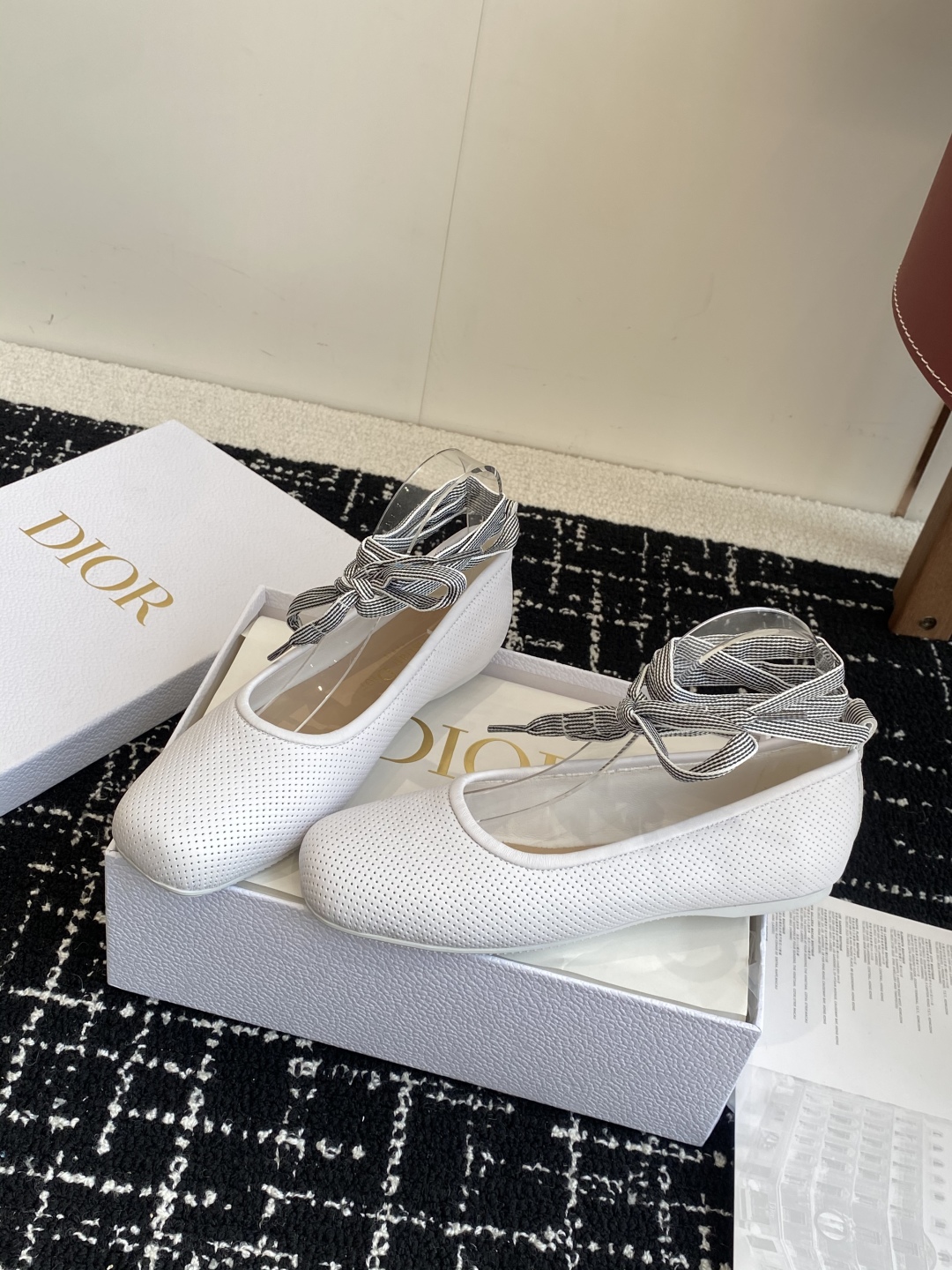 代购级
Dior 迪奥 25ss 春夏走秀新款 芭蕾舞绑带单鞋

CD明星同款时尚 平底 芭蕾舞单鞋 市