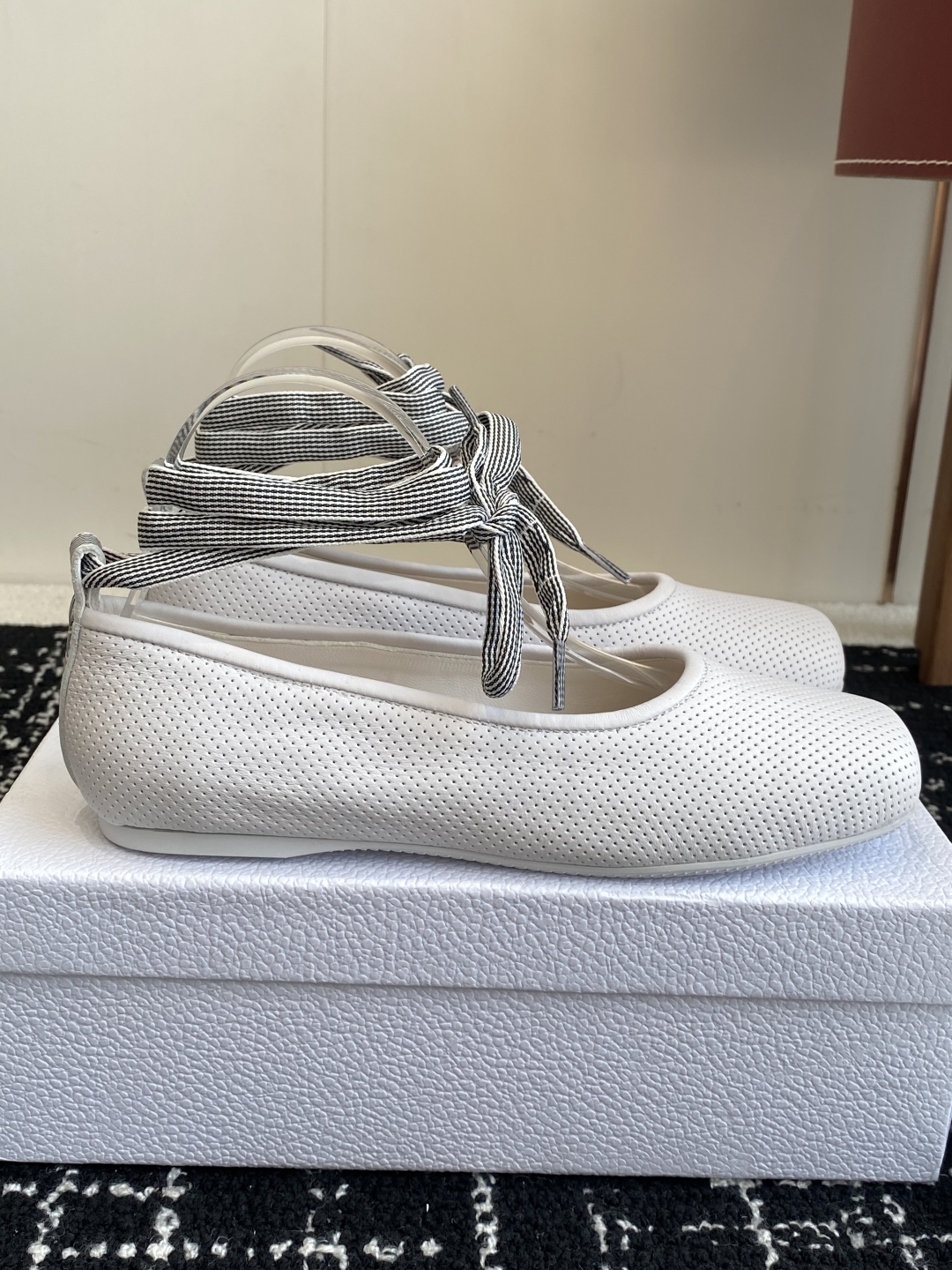 代购级
Dior 迪奥 25ss 春夏走秀新款 芭蕾舞绑带单鞋

CD明星同款时尚 平底 芭蕾舞单鞋 市