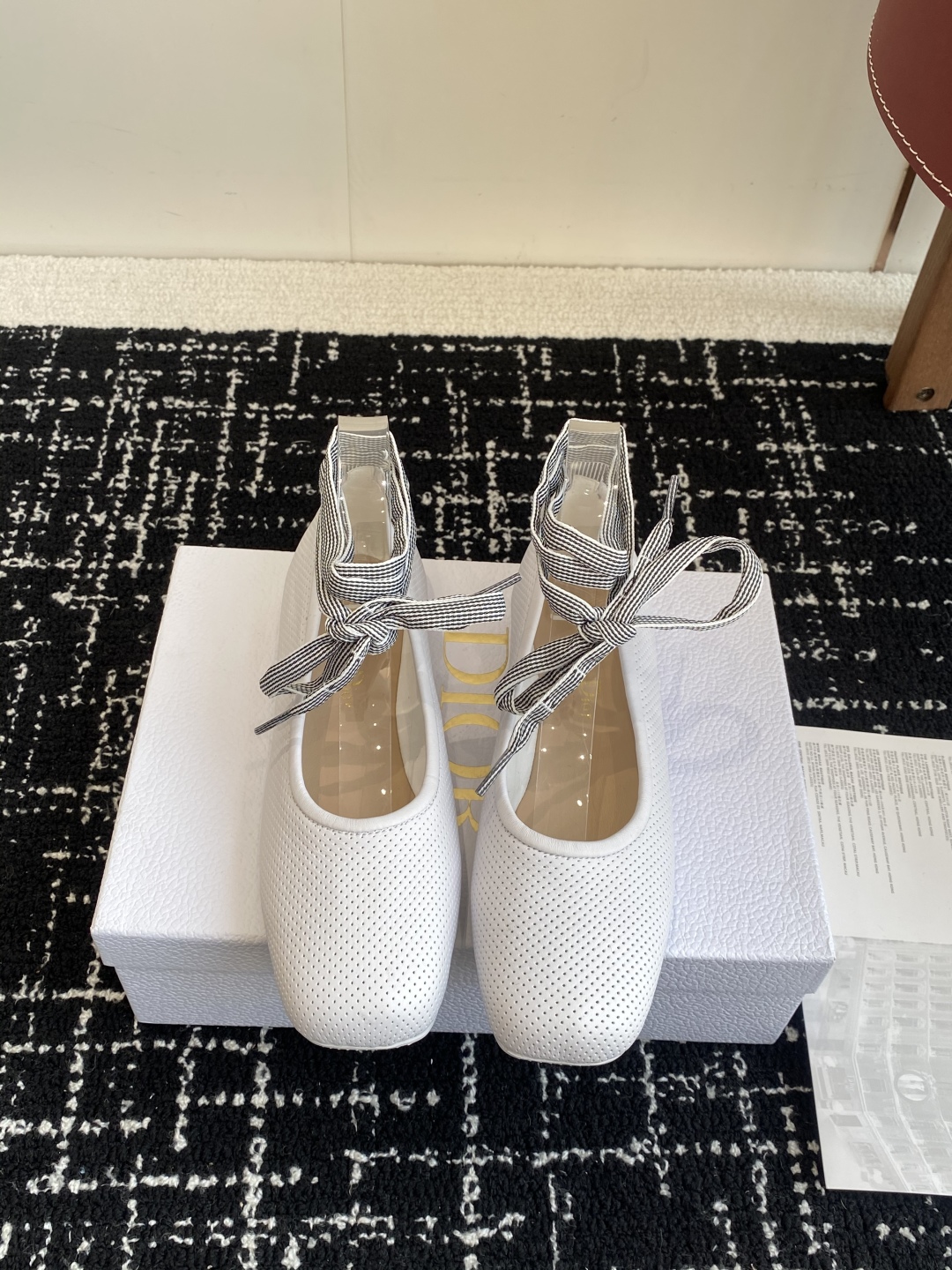 代购级
Dior 迪奥 25ss 春夏走秀新款 芭蕾舞绑带单鞋

CD明星同款时尚 平底 芭蕾舞单鞋 市