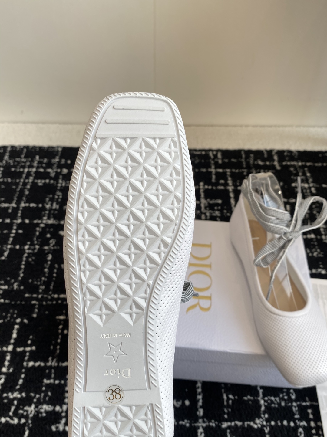 代购级
Dior 迪奥 25ss 春夏走秀新款 芭蕾舞绑带单鞋

CD明星同款时尚 平底 芭蕾舞单鞋 市