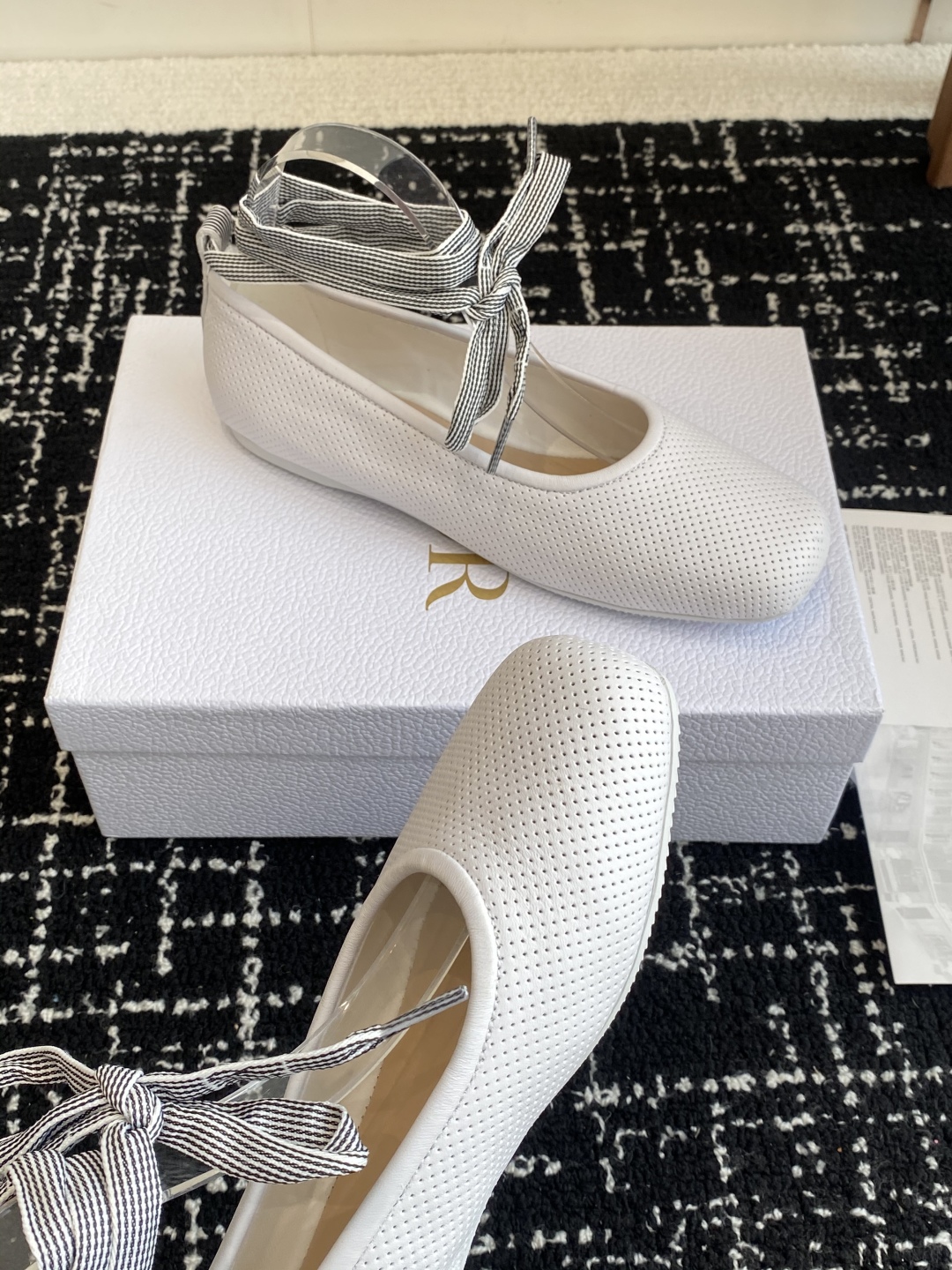 代购级
Dior 迪奥 25ss 春夏走秀新款 芭蕾舞绑带单鞋

CD明星同款时尚 平底 芭蕾舞单鞋 市