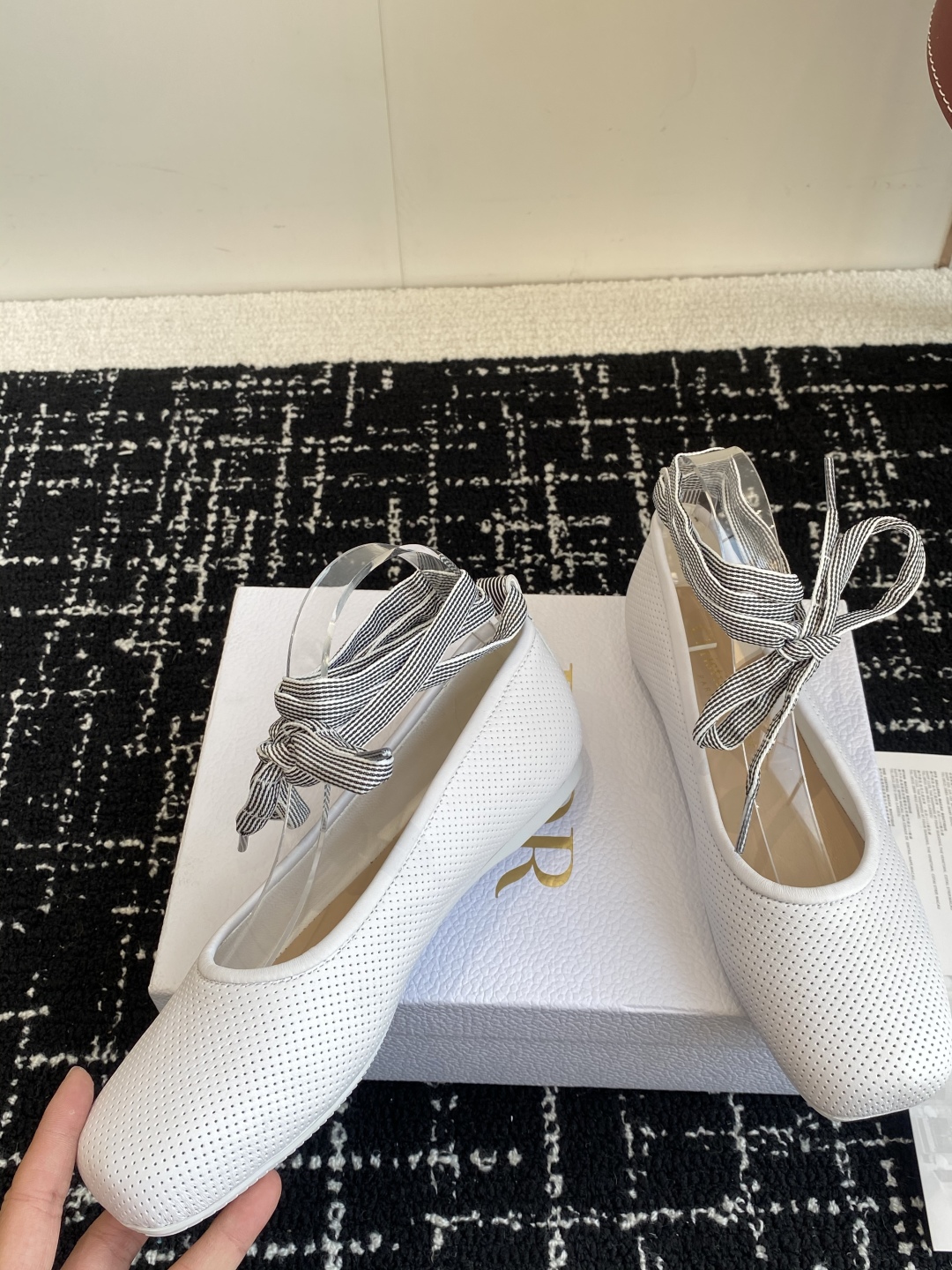 代购级
Dior 迪奥 25ss 春夏走秀新款 芭蕾舞绑带单鞋

CD明星同款时尚 平底 芭蕾舞单鞋 市