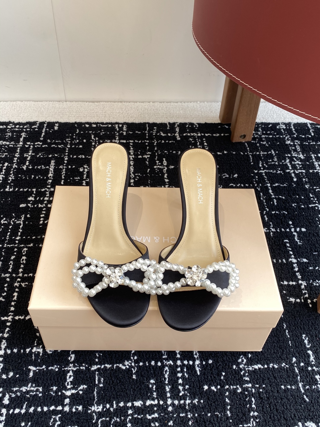 代购级
小众品牌Mach&Mach 绝美蝴蝶结 珍珠高跟系列鞋 

又美又嗲、珍珠蝴蝶结加缠绕式设计让你