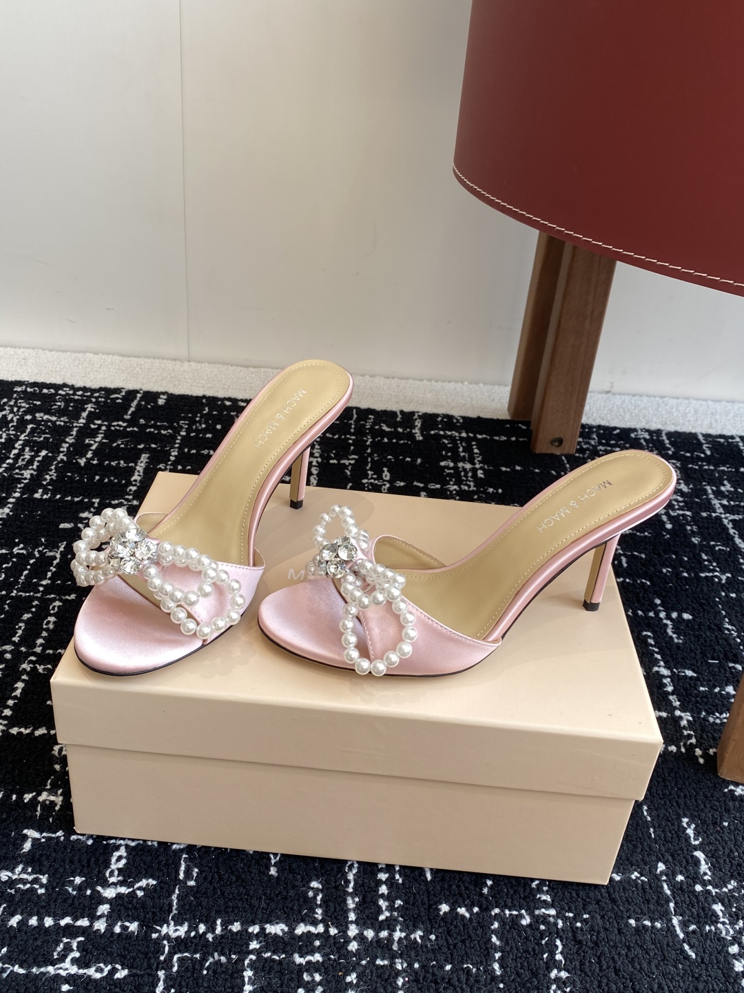 代购级
小众品牌Mach&Mach 绝美蝴蝶结 珍珠高跟系列鞋 

又美又嗲、珍珠蝴蝶结加缠绕式设计让你