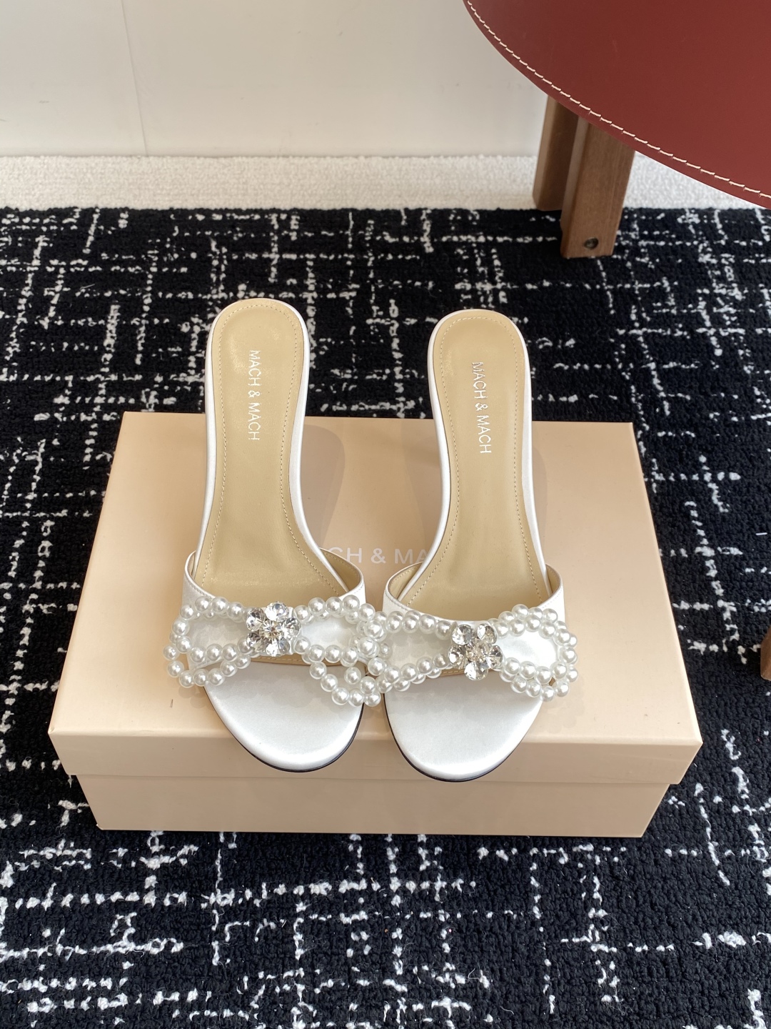 代购级
小众品牌Mach&Mach 绝美蝴蝶结 珍珠高跟系列鞋 

又美又嗲、珍珠蝴蝶结加缠绕式设计让你