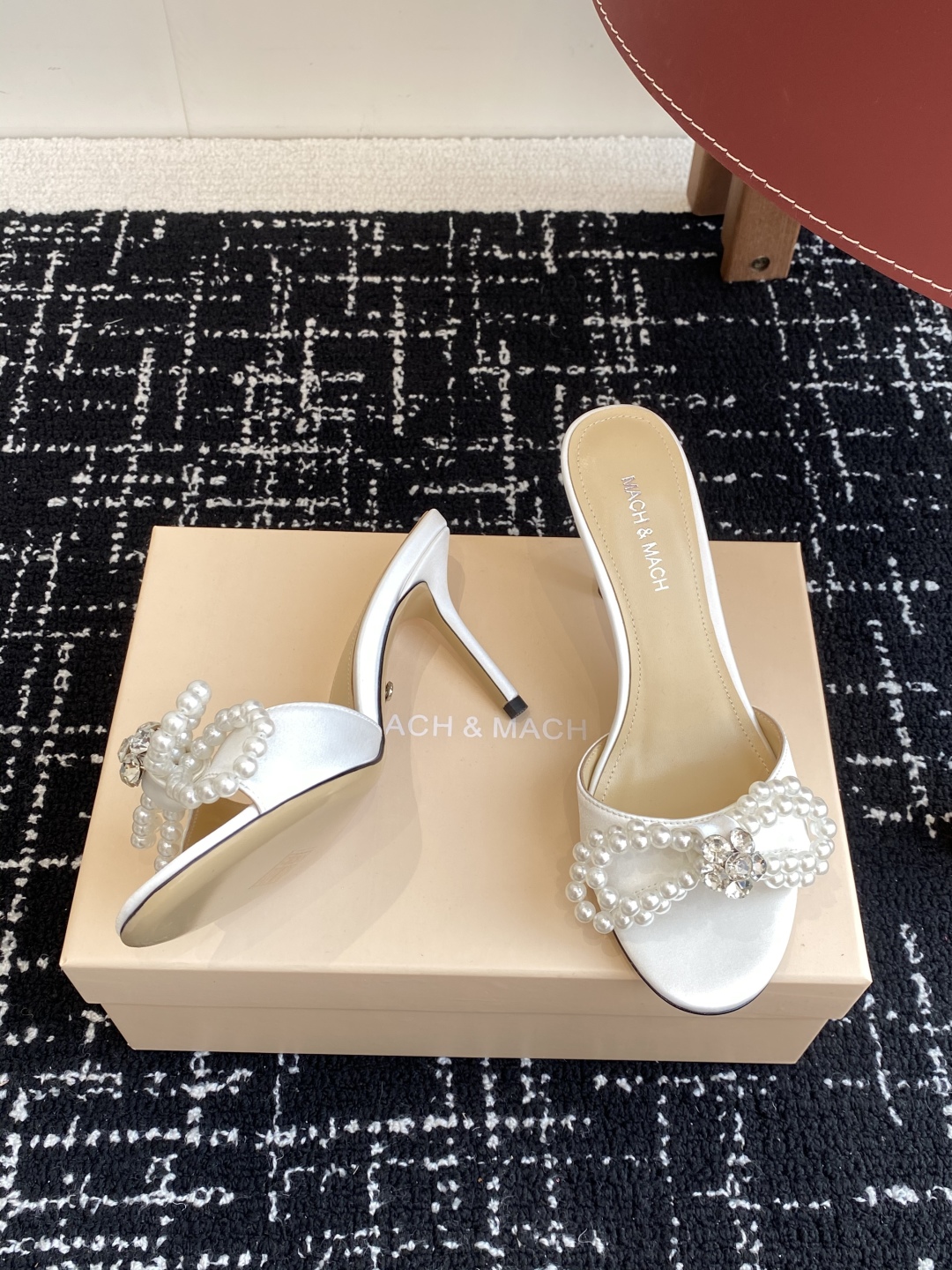 代购级
小众品牌Mach&Mach 绝美蝴蝶结 珍珠高跟系列鞋 

又美又嗲、珍珠蝴蝶结加缠绕式设计让你