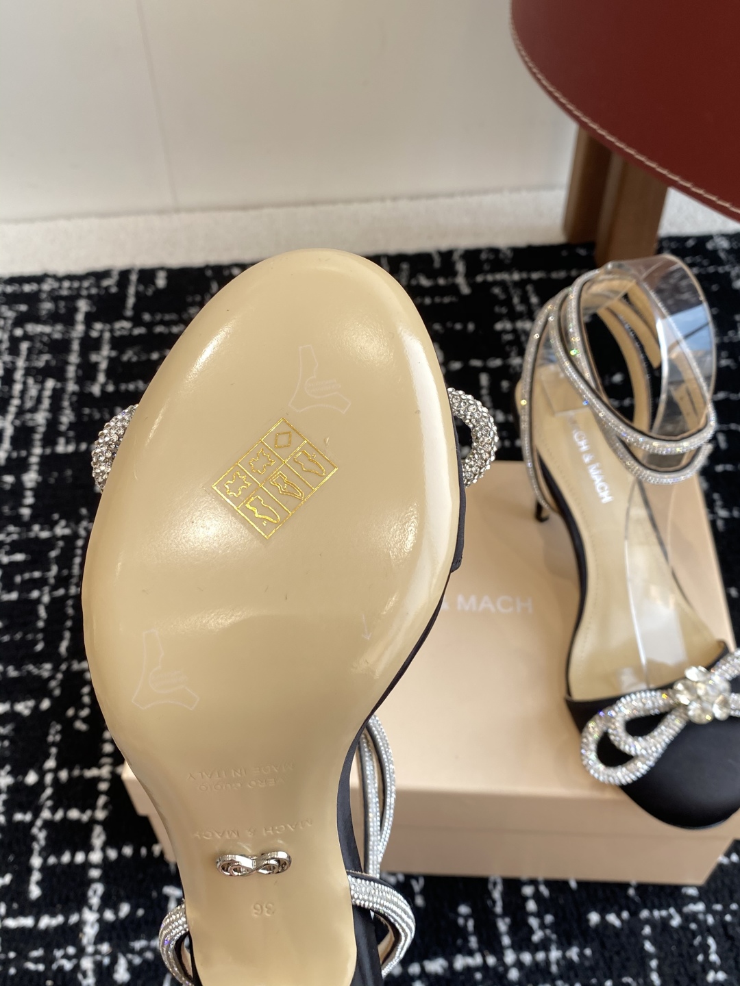 代购级
小众品牌Mach&Mach 绝美蝴蝶结 珍珠高跟系列鞋 

又美又嗲、珍珠蝴蝶结加缠绕式水钻 设