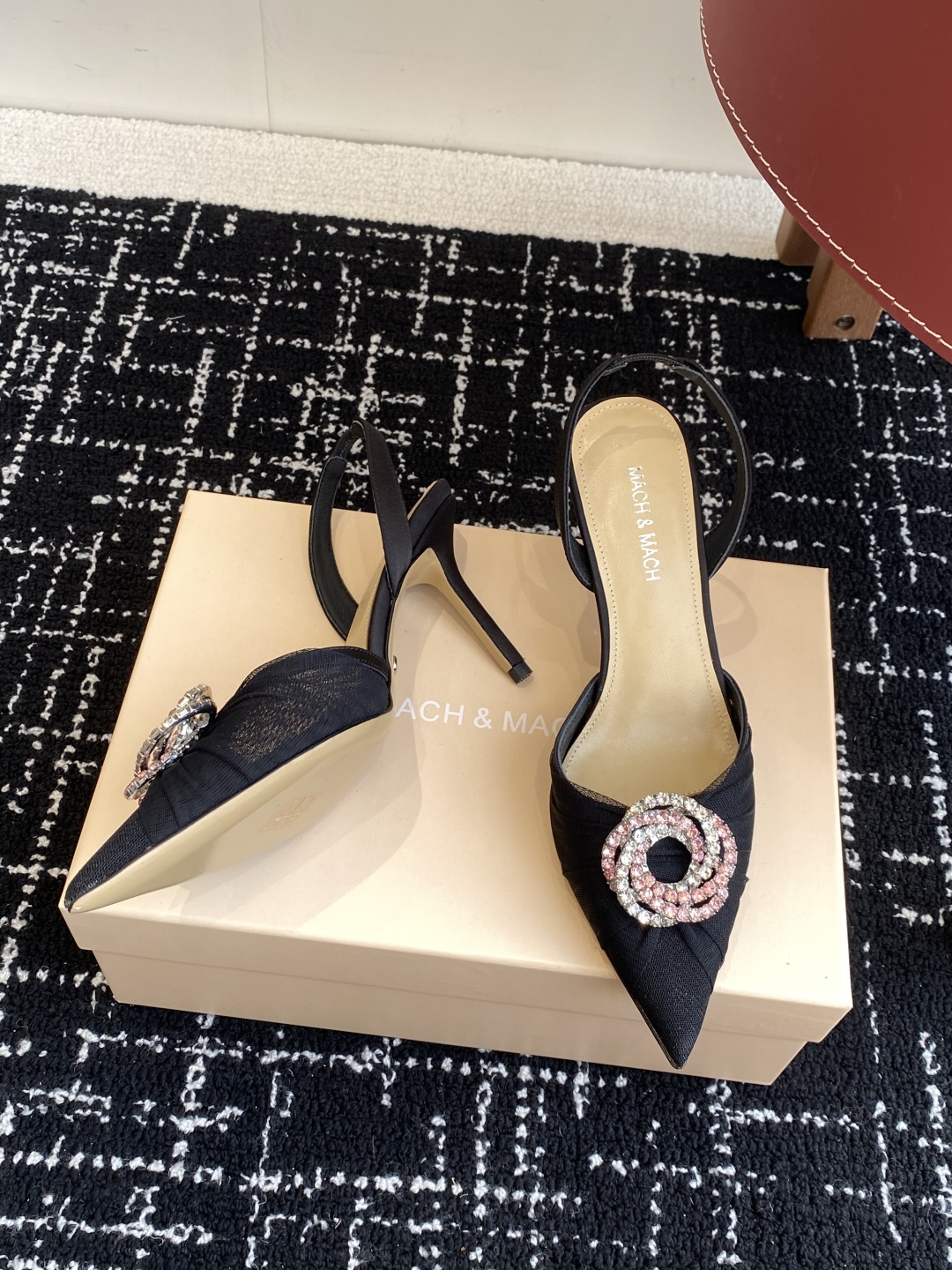代购级
小众品牌Mach&Mach 绝美  水钻高跟系列鞋 

又美又嗲、澳洲水钻 设计让你在人群中一眼