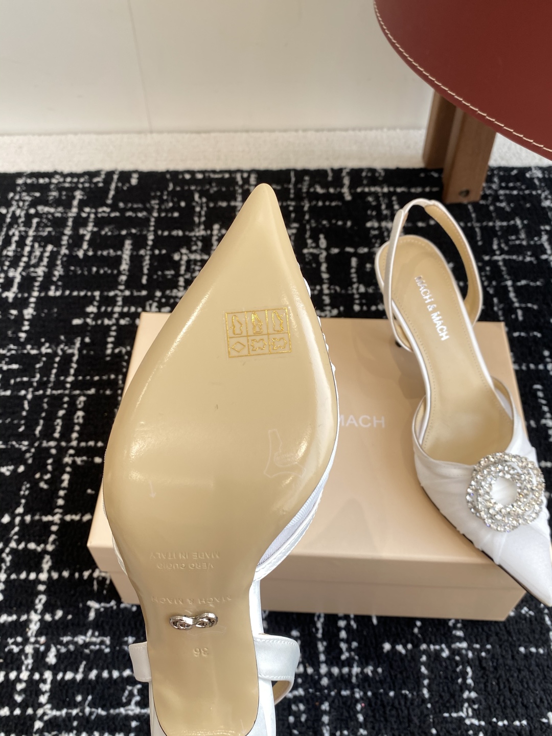 代购级
小众品牌Mach&Mach 绝美蝴蝶结 珍珠高跟系列鞋 

又美又嗲、珍珠蝴蝶结加缠绕式水钻 设
