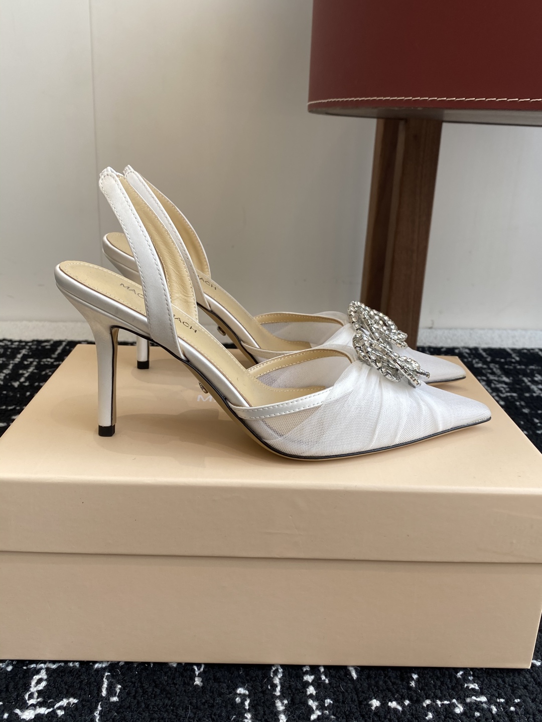 代购级
小众品牌Mach&Mach 绝美蝴蝶结 珍珠高跟系列鞋 

又美又嗲、珍珠蝴蝶结加缠绕式水钻 设