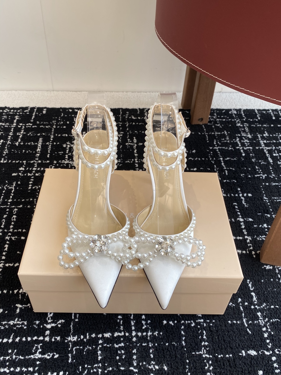 代购级
小众品牌Mach&Mach 绝美蝴蝶结 珍珠高跟系列鞋 

又美又嗲、珍珠蝴蝶结加缠绕式设计让你