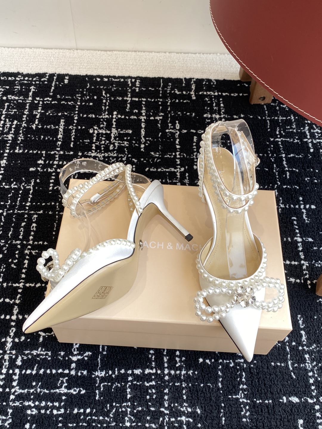 代购级
小众品牌Mach&Mach 绝美蝴蝶结 珍珠高跟系列鞋 

又美又嗲、珍珠蝴蝶结加缠绕式设计让你